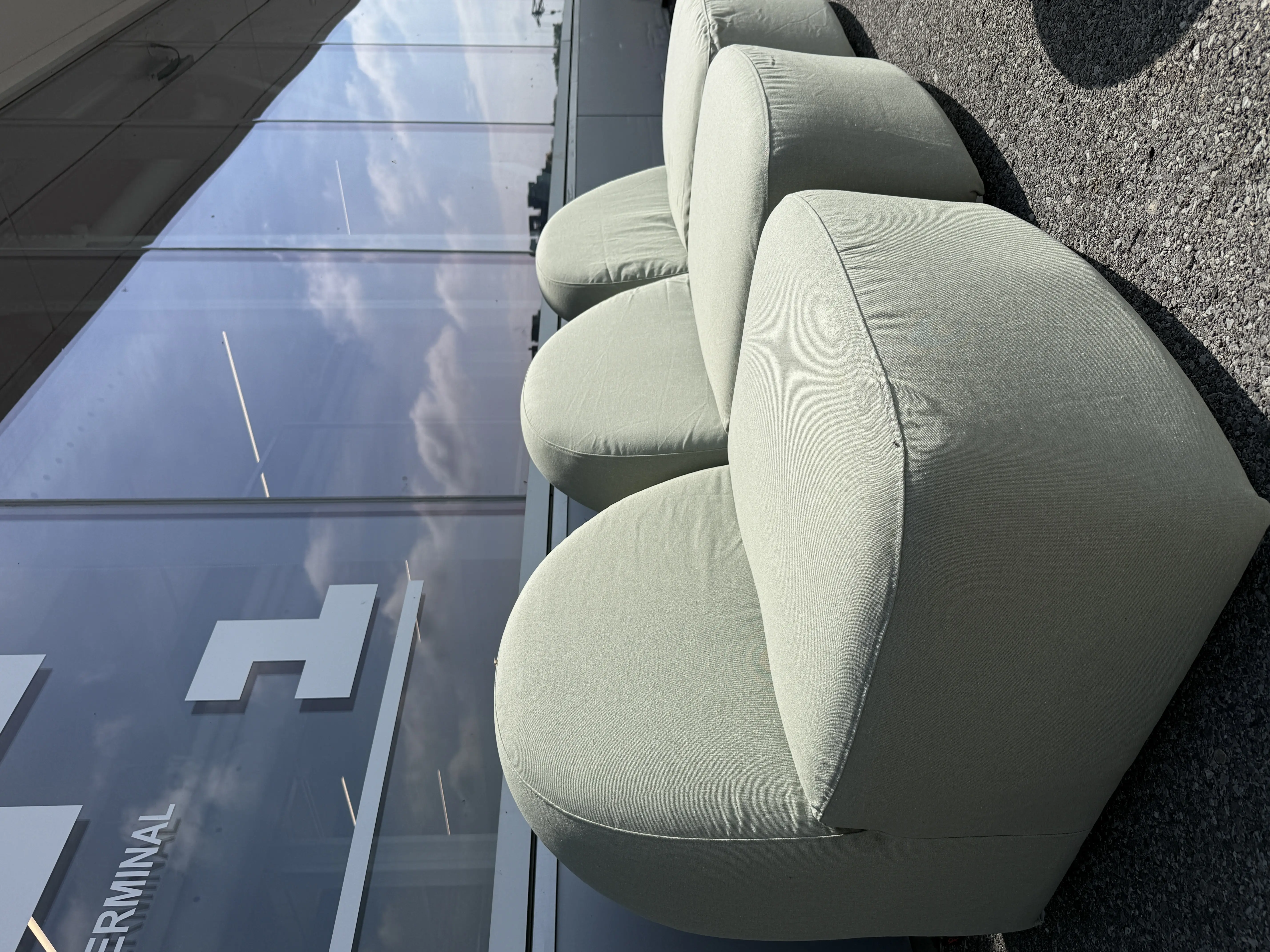 Luna - Sofa droit - Vert sauge utilisé dans le cadre de la réalisation Luna Sofa droit - Vert sauge