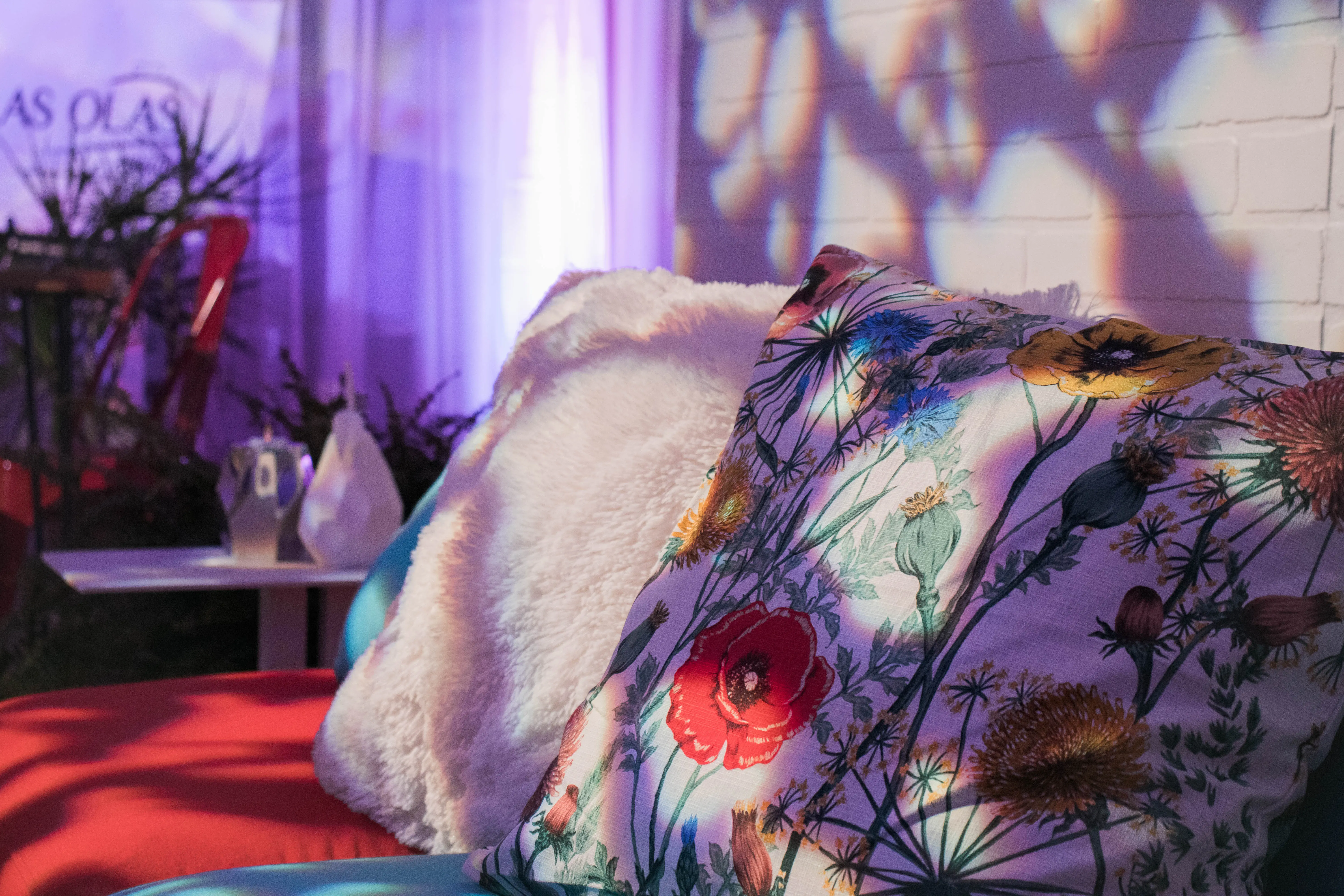 Fur cushion - White used in the inspiration Coussin Fourrure Fleuri