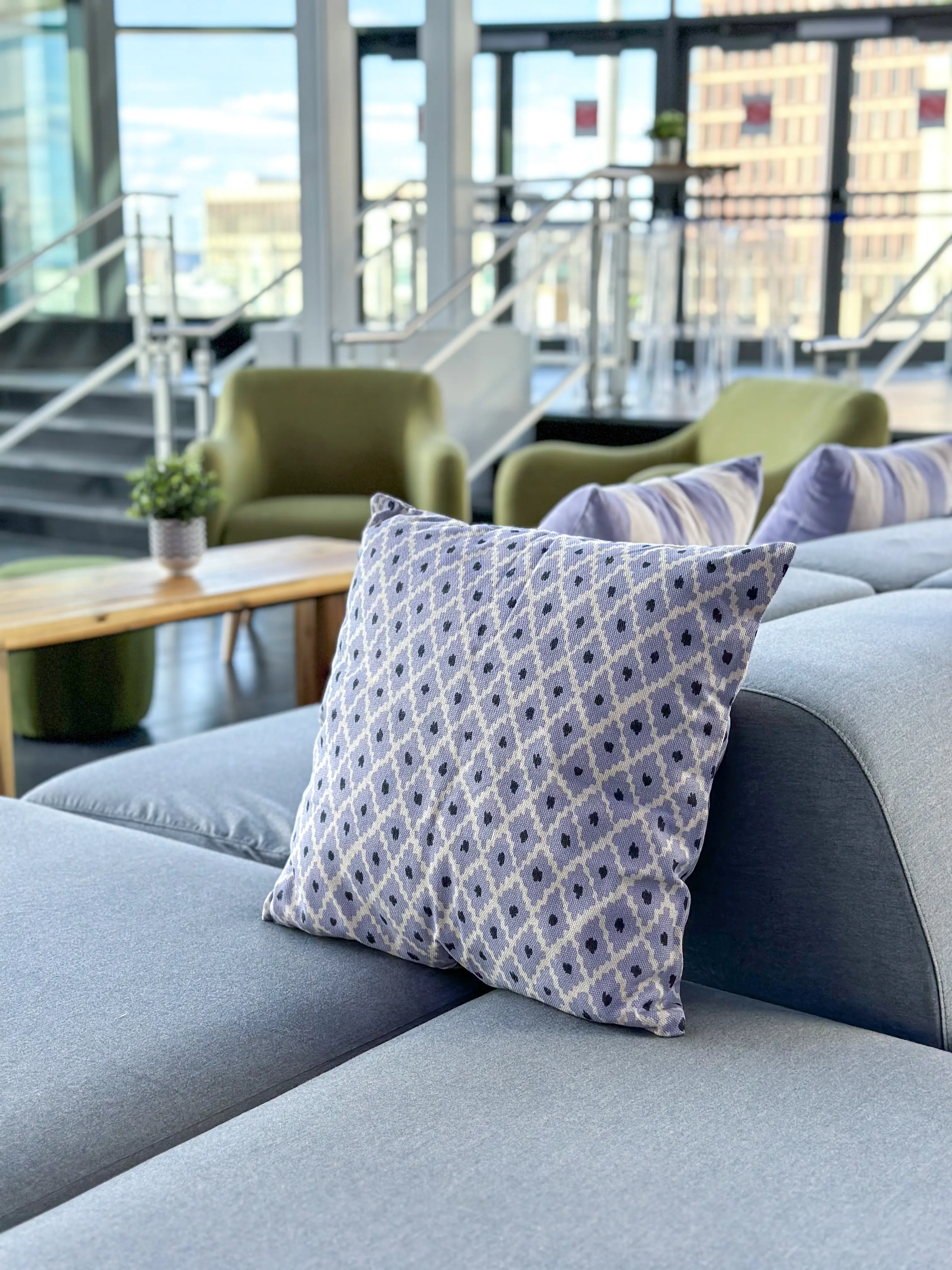 Coussin motif - 20'' x 20'' - Lilas utilisé dans le cadre de la réalisation Ccq Img 1700 FR