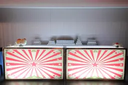 Manhattan bar - 6' - White used in the inspiration Bar Manhattan Impression 2
