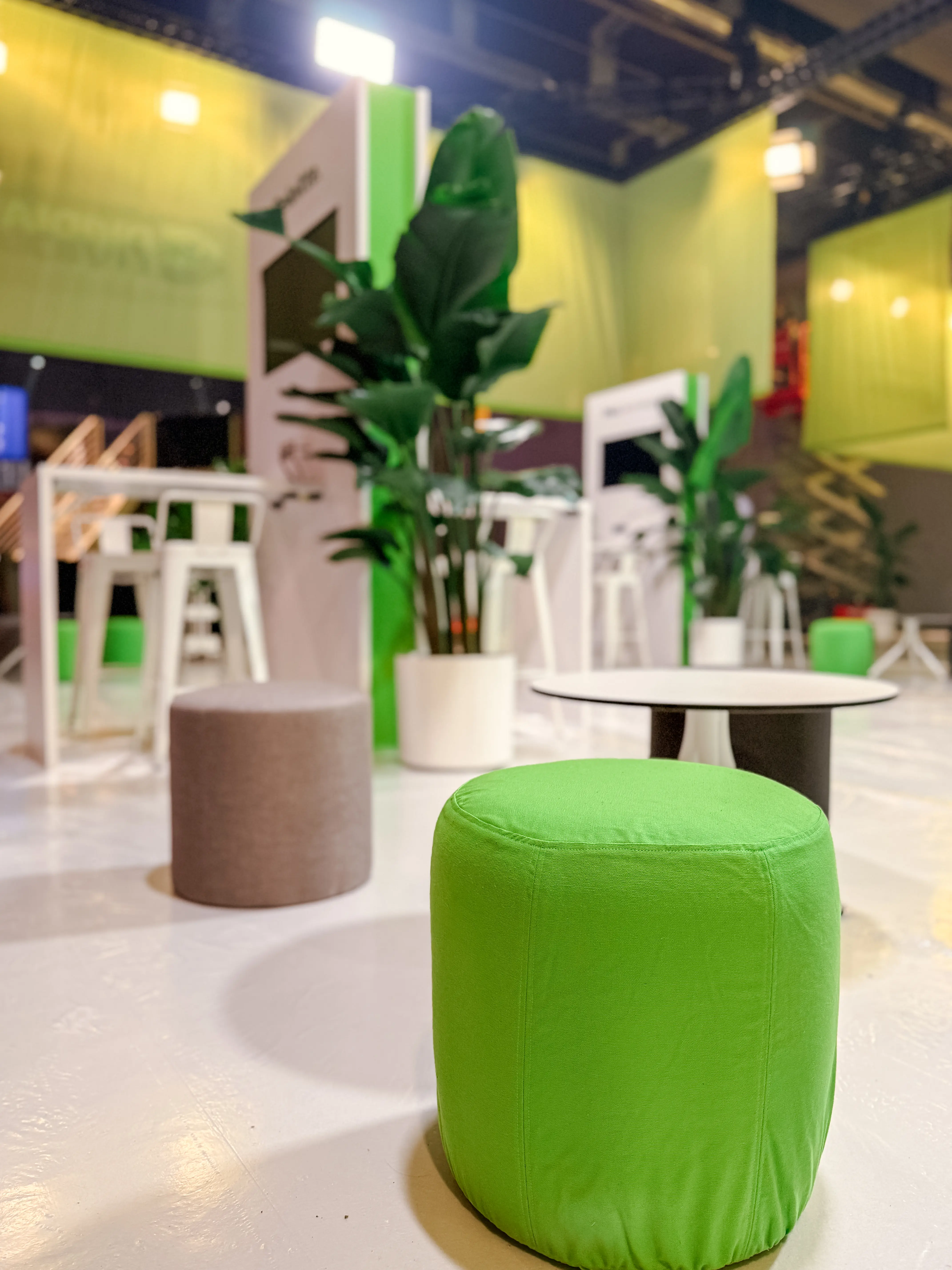 Paloma pouf - Petit - Vert lime utilisé dans le cadre de la réalisation Pcm   All In 2025 Pouf Paloma Vert Lime FR