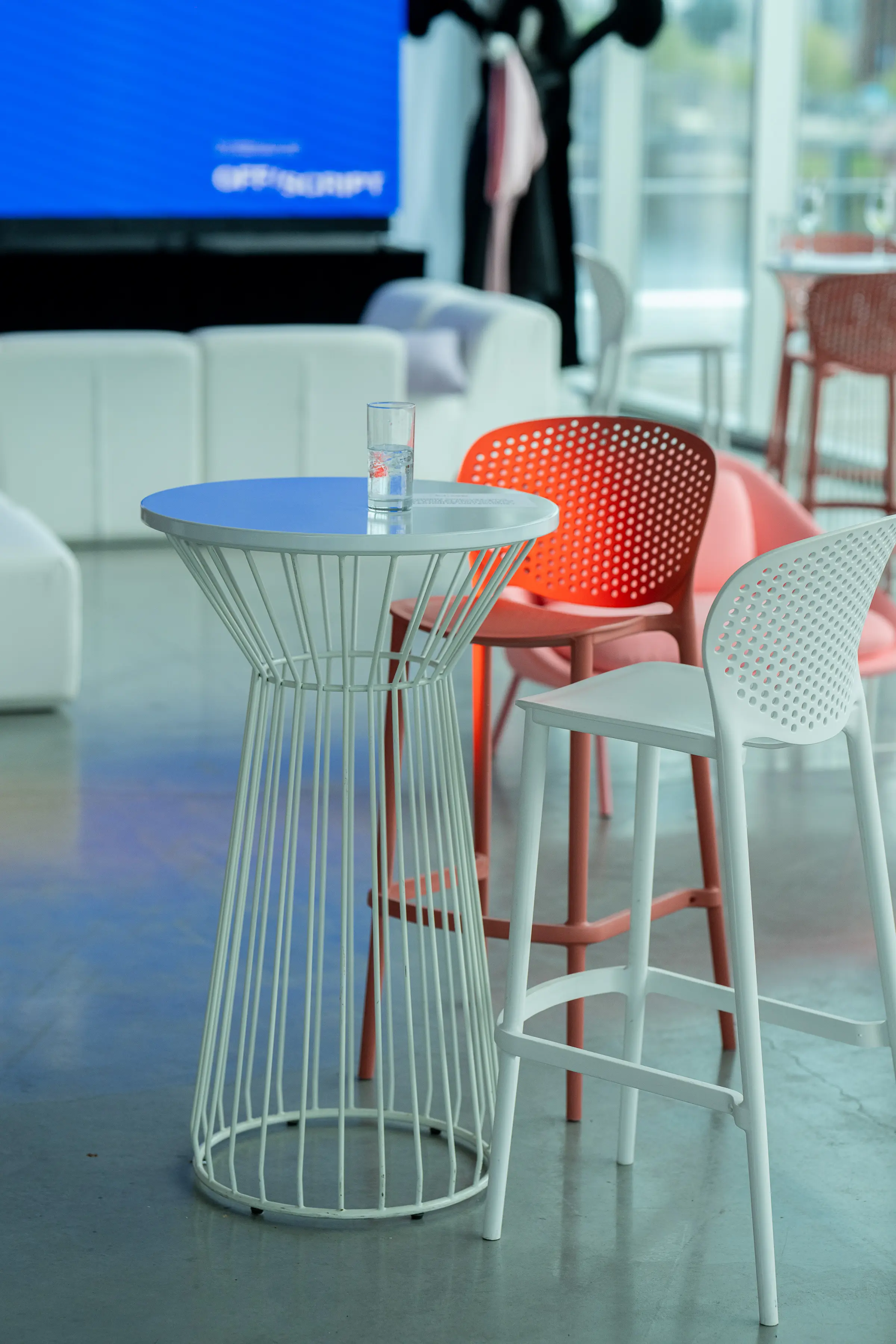 Soho - Table cocktail rond - 24'' D x 40" H - Blanc utilisé dans le cadre de la réalisation 0148 Jour1 FR