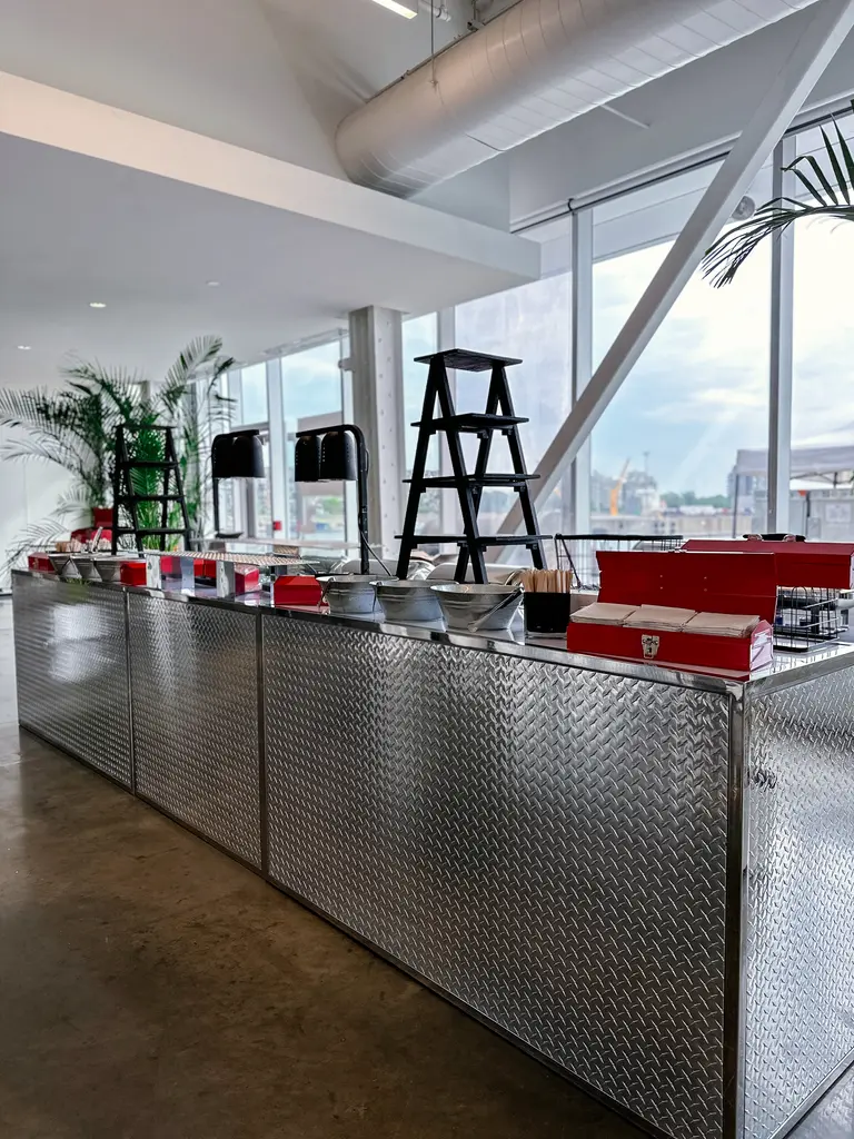 Grand Quai Terminal 1   Bar Checkered Plate EN
