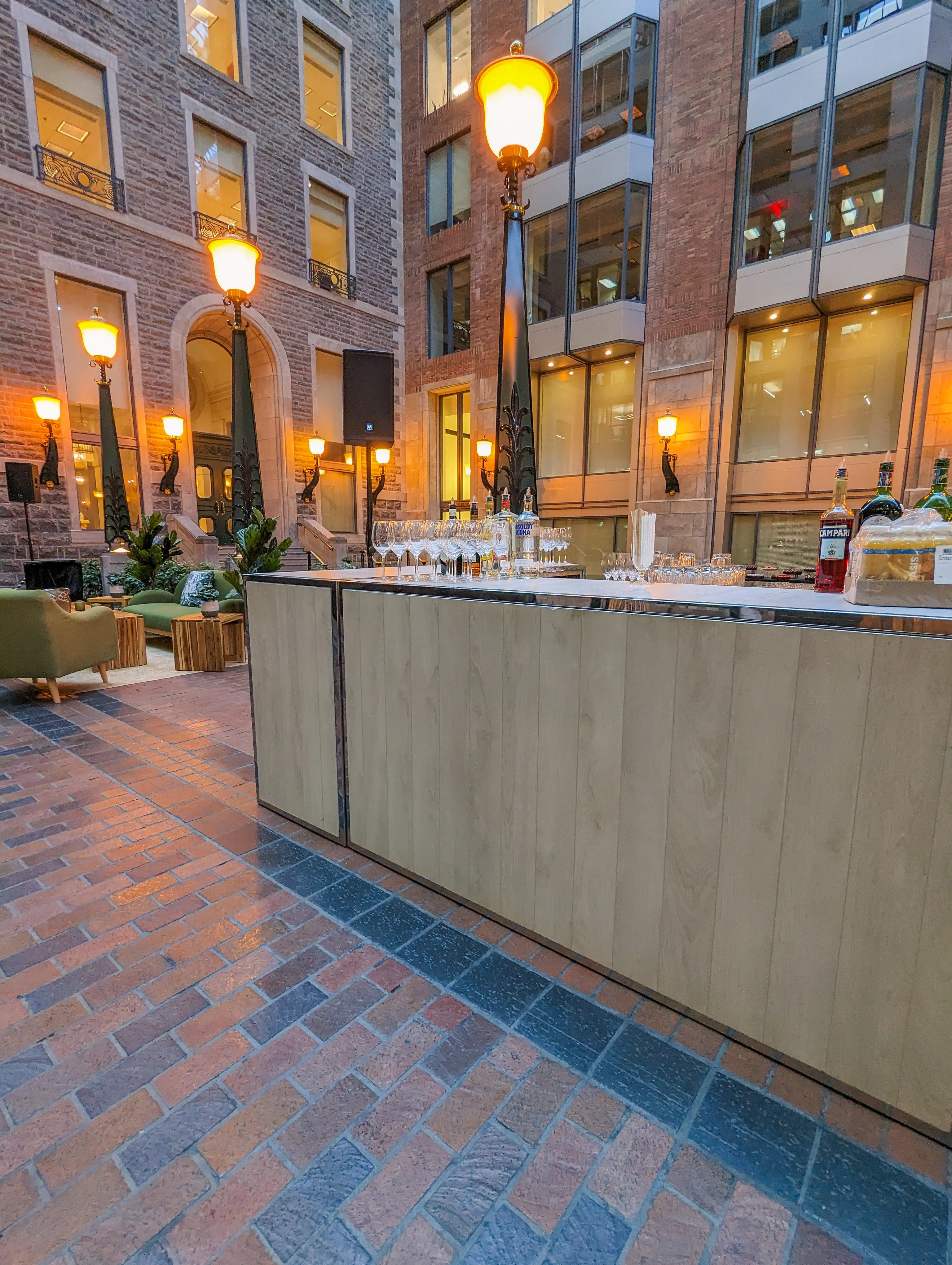 Manhattan bar 6' - Bois blanc utilisé dans le cadre de la réalisation Intercontinental Bar Bois Blanc FR