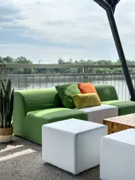 Fidji pouf - Cuir rigide Blanc utilisé dans le cadre de la réalisation Cs Belvédère Img 2122 FR