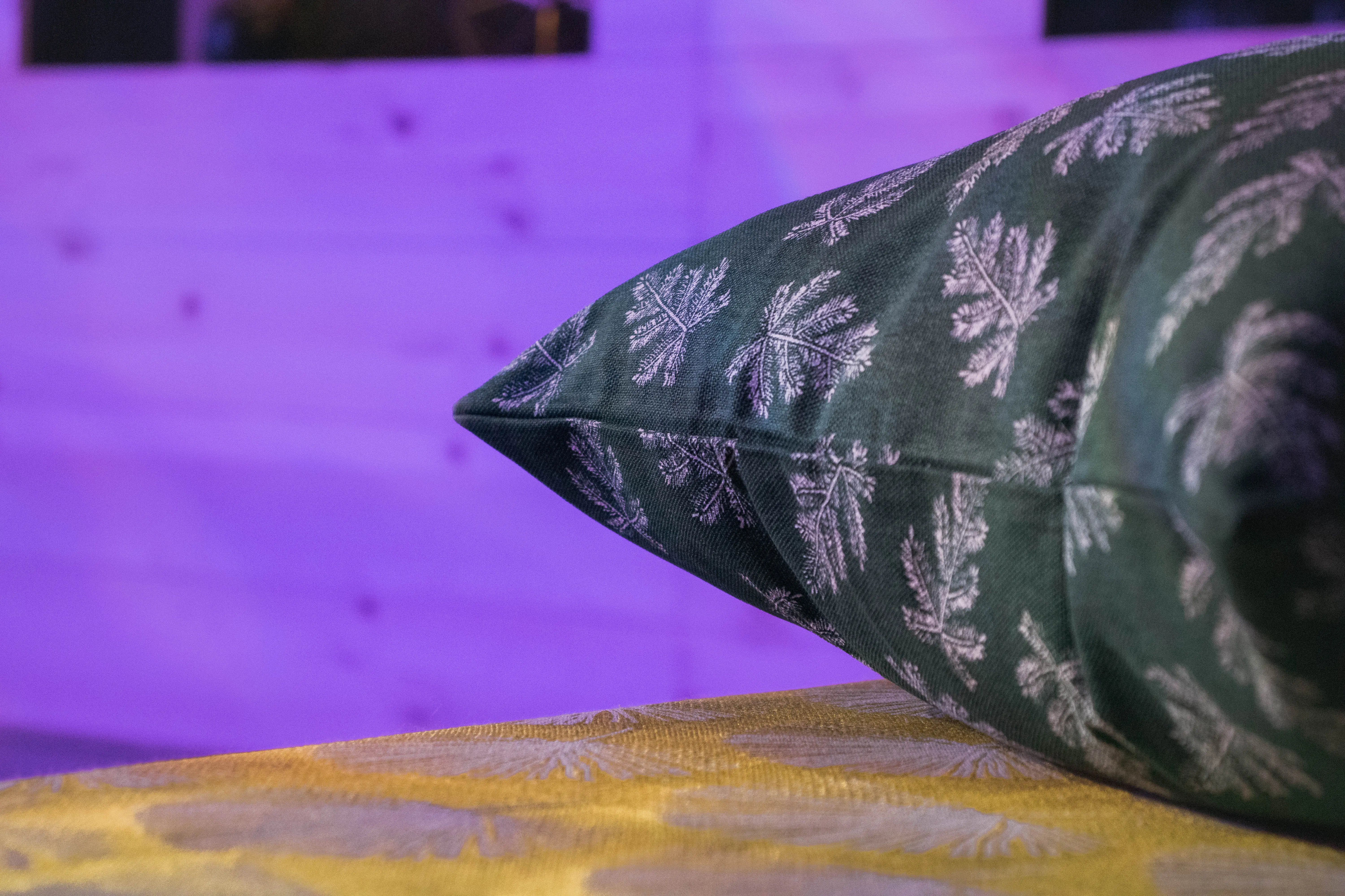 Cushion tree design - 20" L x 20" H - Dark green used in the inspiration Pub Coussin Sapin