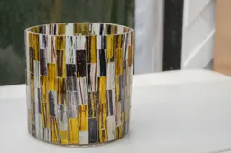 Willa - Cache-pot - 6’’ D x 6’’ H - Jaune béryl utilisé dans le cadre de la réalisation Votive 005 FR