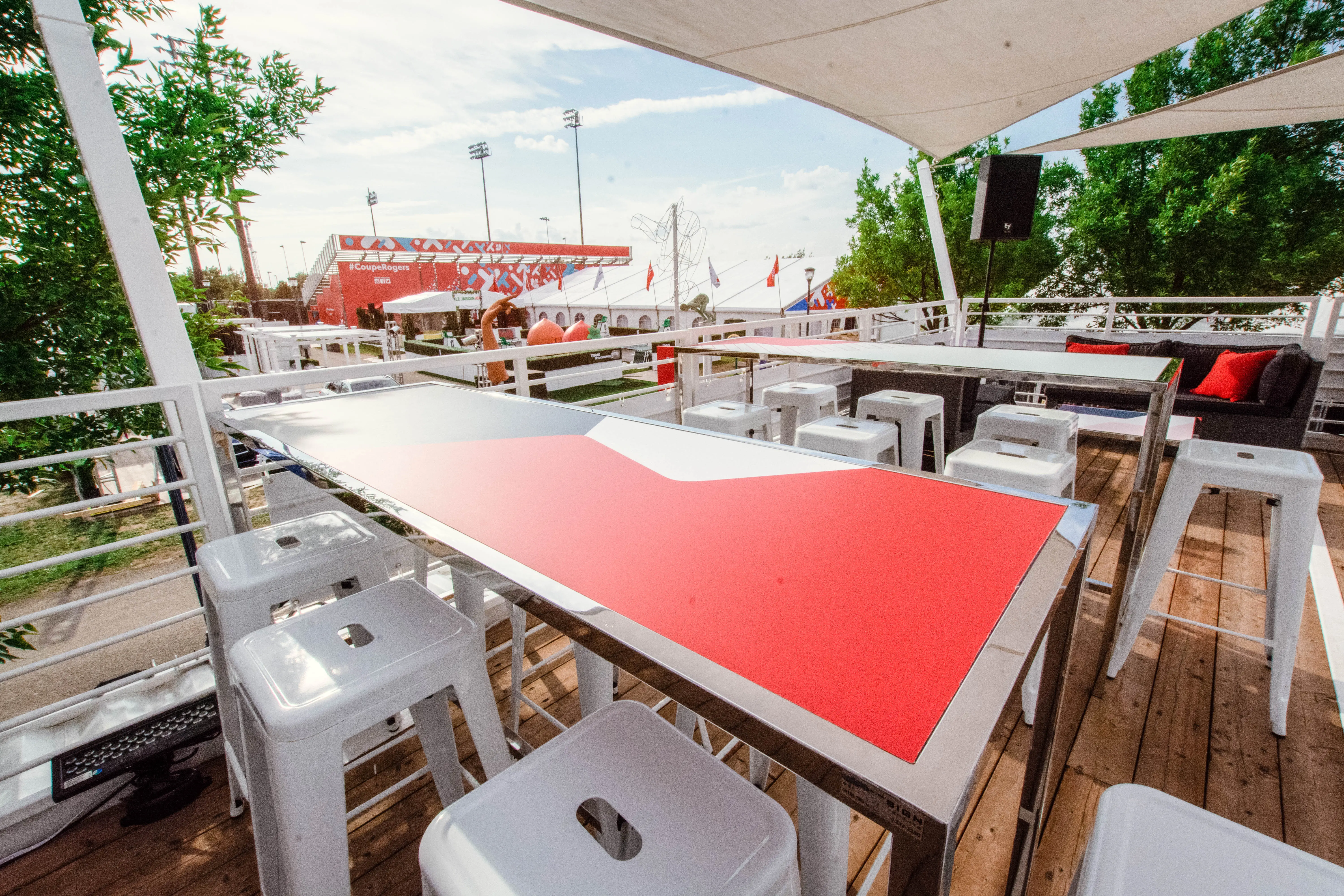 Tonic - Table commune - Fermé - Stainless & Blanc utilisé dans le cadre de la réalisation Impression Commune Tonic