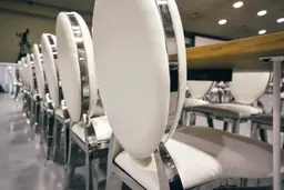 Eclipse chaise - AVEC dossier - Cuir blanc utilisé dans le cadre de la réalisation Pub Chaise Eclipse 3