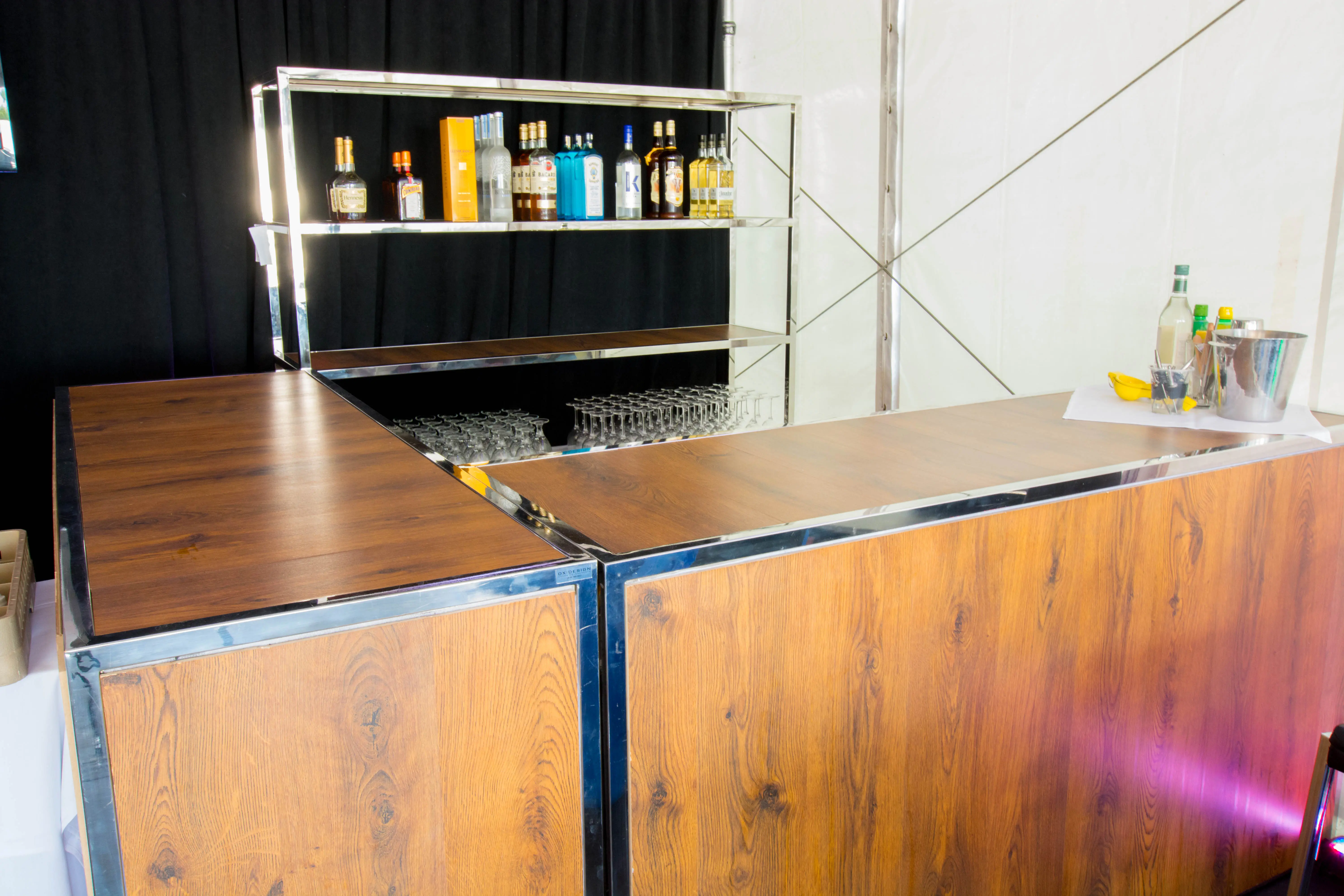 Manhattan bar 6' - Bois brun utilisé dans le cadre de la réalisation Bar Manhattan Bois Etagere Monaco