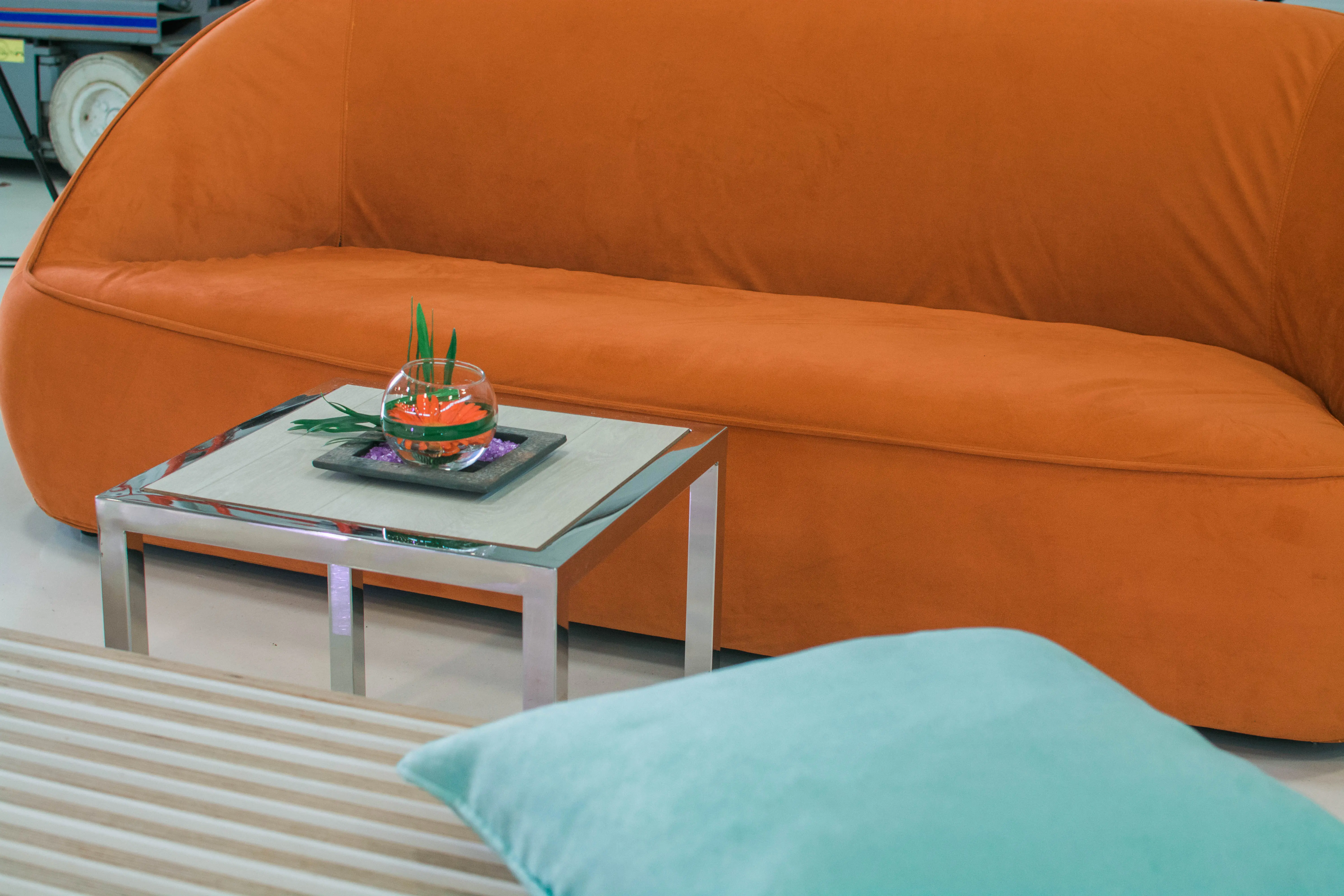 Piccolo table d'appoint - Fermé - Bois blanc utilisé dans le cadre de la réalisation Malibu Trio Orange