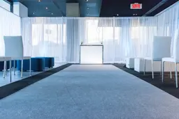 Milan chair - White used in the inspiration Bar 4pieds Blanc Plexi