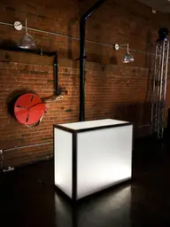 Manhattan bar - 4' - White used in the inspiration Dx Bar 4pieds Lumineux