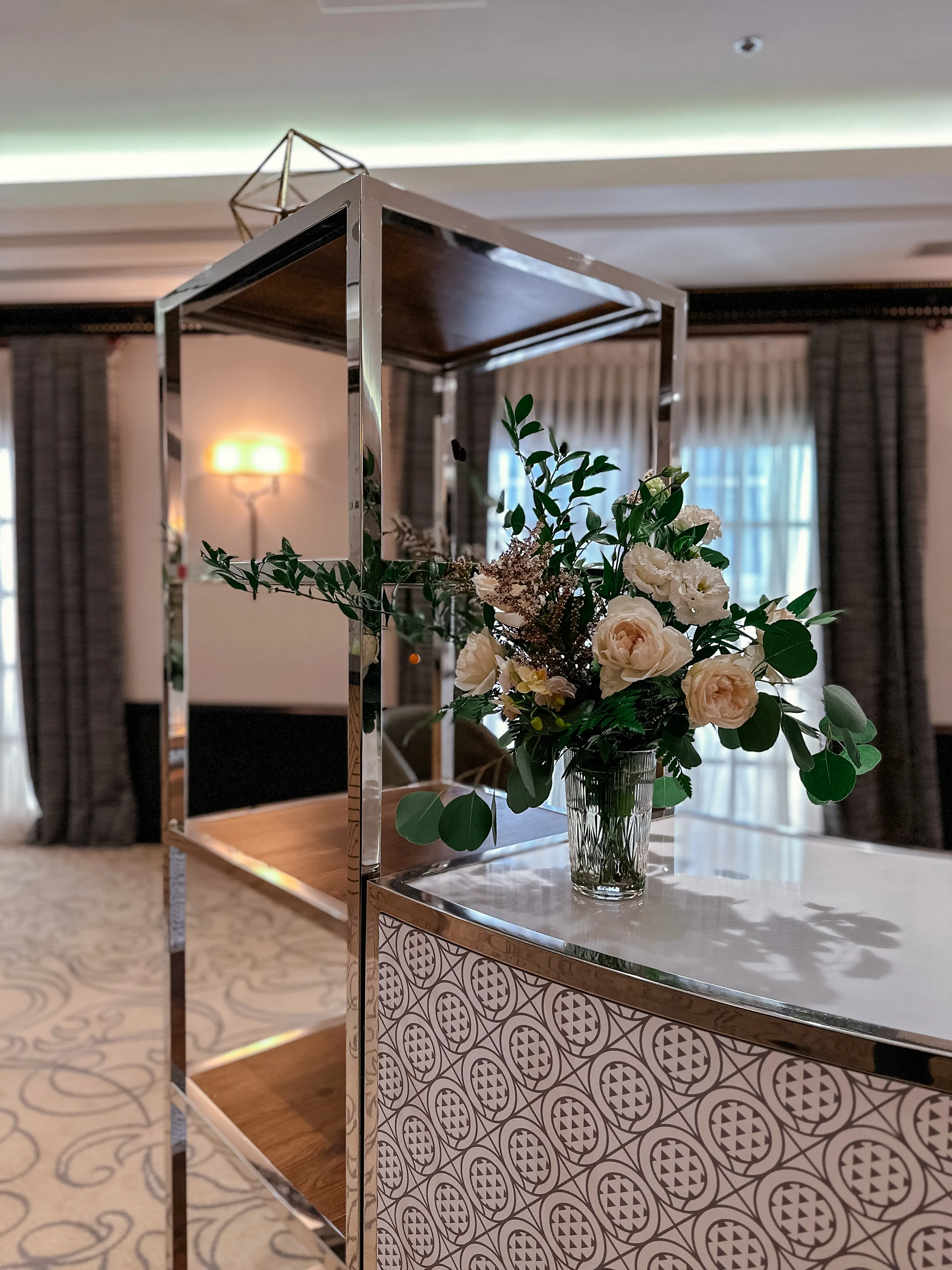 Seattle bar back - Brown wood used in the inspiration Ritz Seattle Bar Rond Impression EN