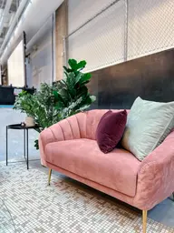 Alexandria coussin - moyen - Vert sauge utilisé dans le cadre de la réalisation Bungalow Adaline Coussin Plante FR