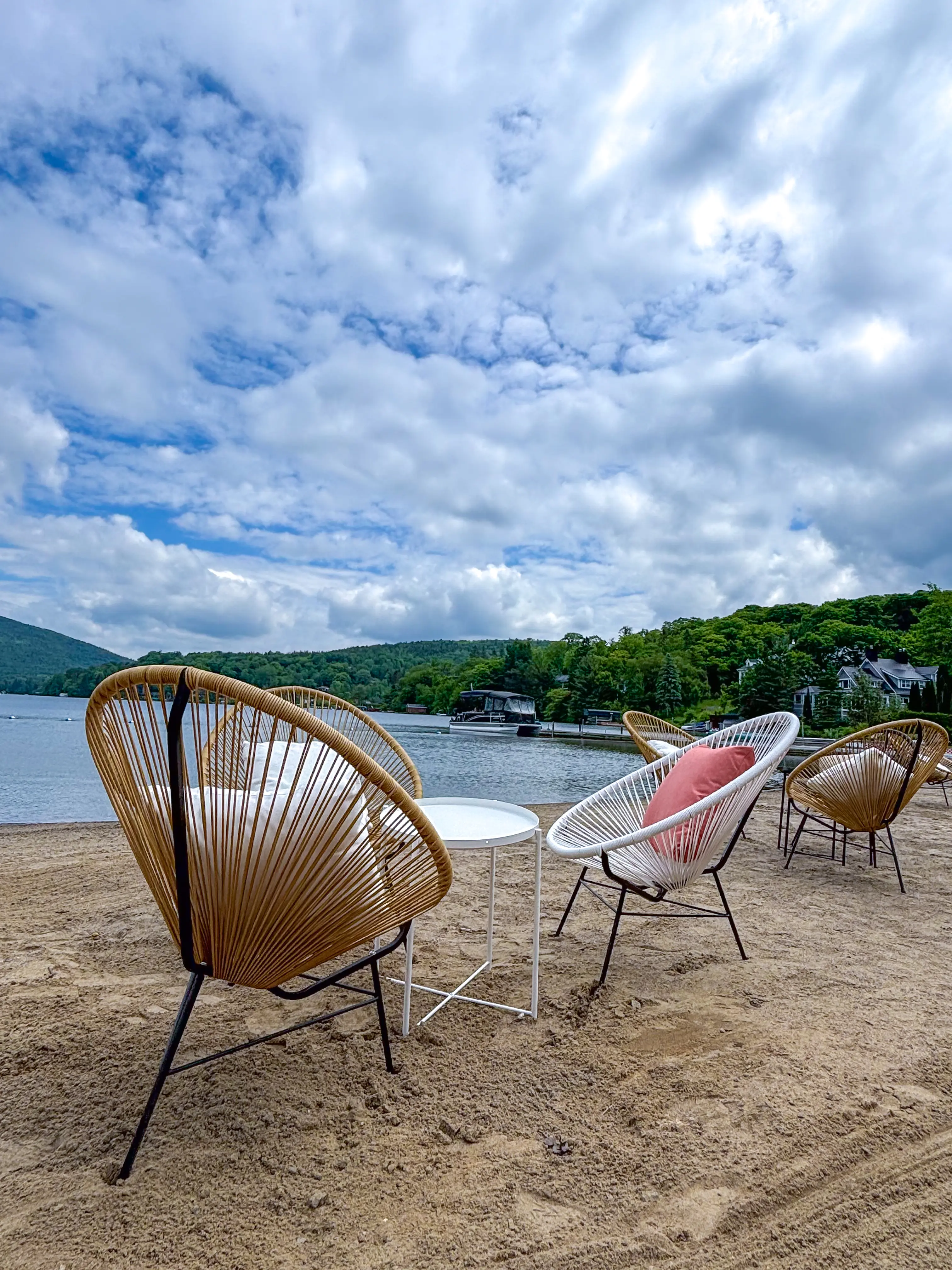 Davis - Side table - White used in the inspiration Entourage Sur Le Lac   Plage   Acapulco EN