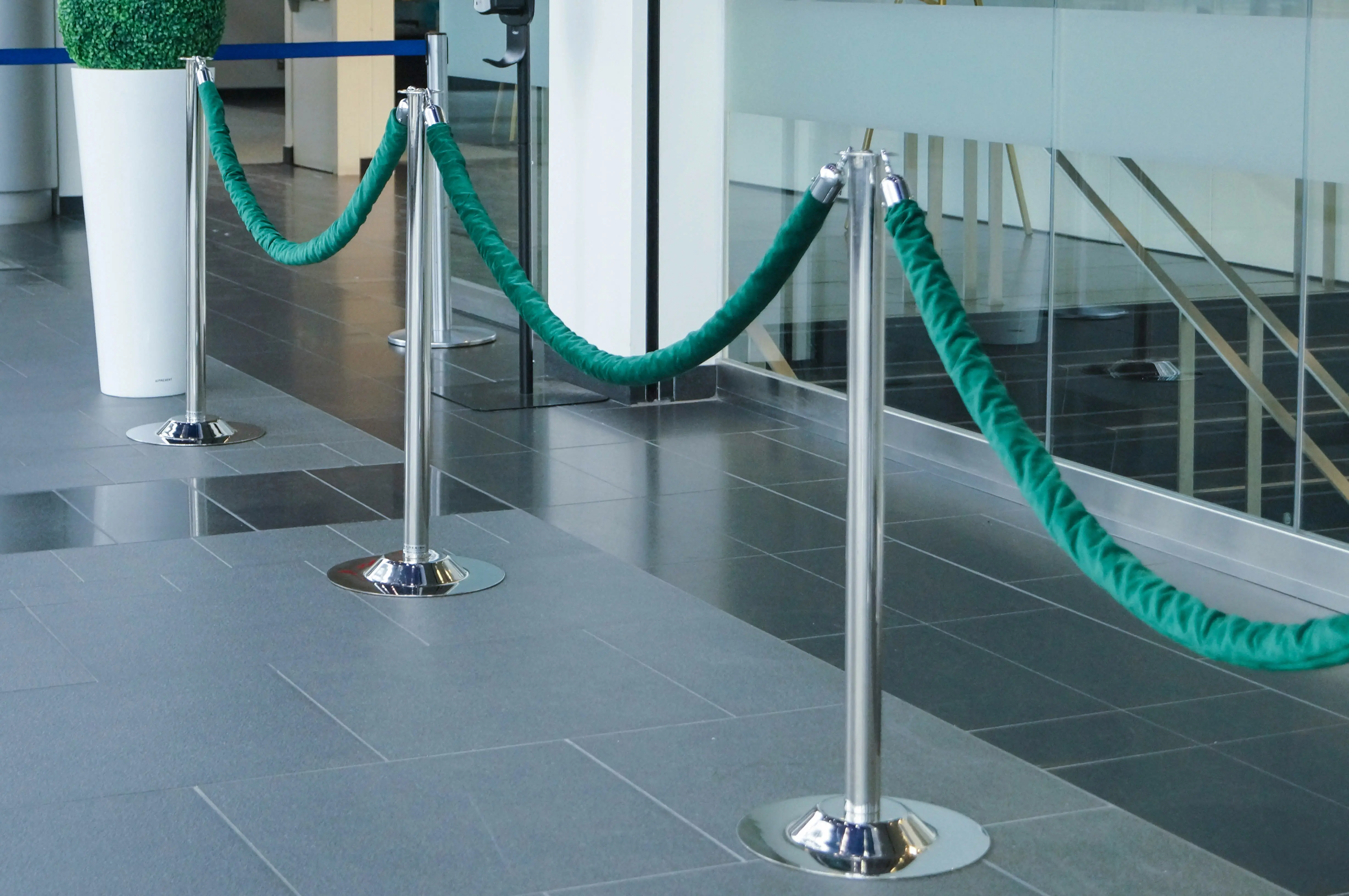 Stanchion pole VIP (Flat head) used in the inspiration Poteau Foule Corde Velours Vert