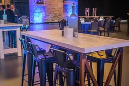Hampton table commune - Blanc & rouille utilisé dans le cadre de la réalisation Pub Tabouret Loft Table Hampton Vintage