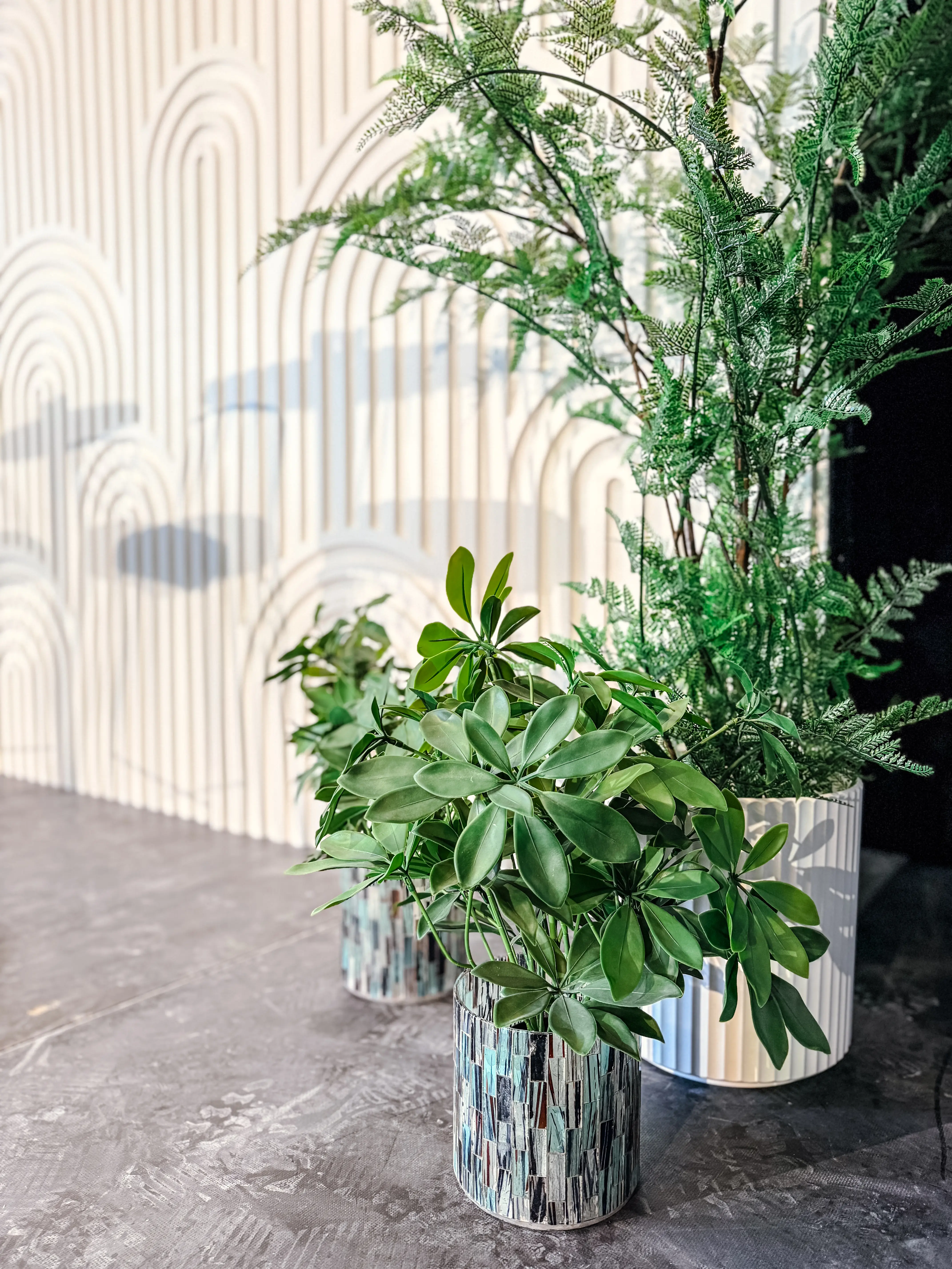 Ulysse - Cover pot - 14.75'' Dia x 16'' H - White used in the inspiration Grand Quai   Expérience 2025 Plante Willa EN