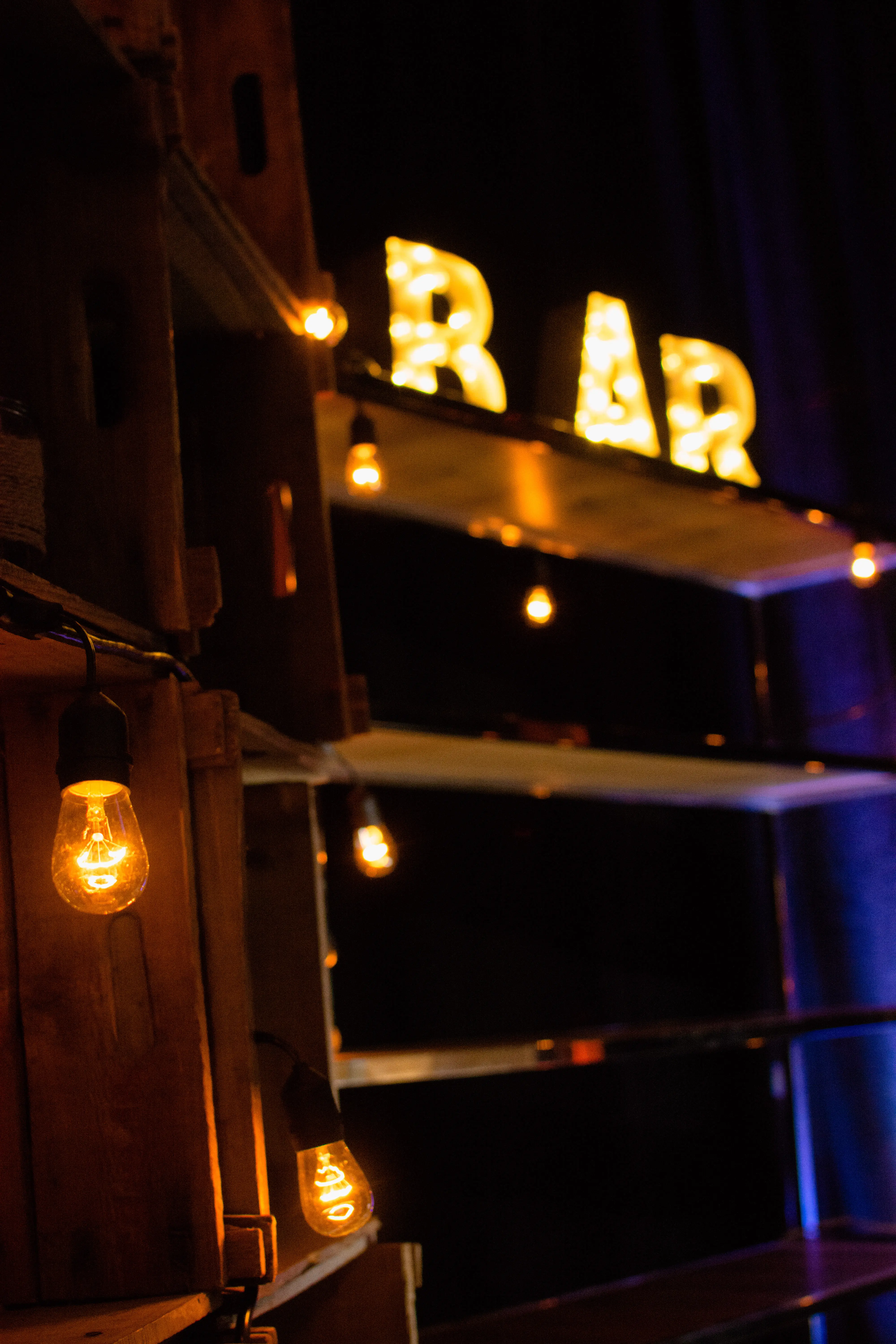 Enseigne B-A-R - Métal rouillé utilisé dans le cadre de la réalisation Lumiere Edison Etagere Verger Enseigne Bar