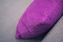 Malibu - Coussin - Mauve prune utilisé dans le cadre de la réalisation Pub Coussin Malibu Mauve