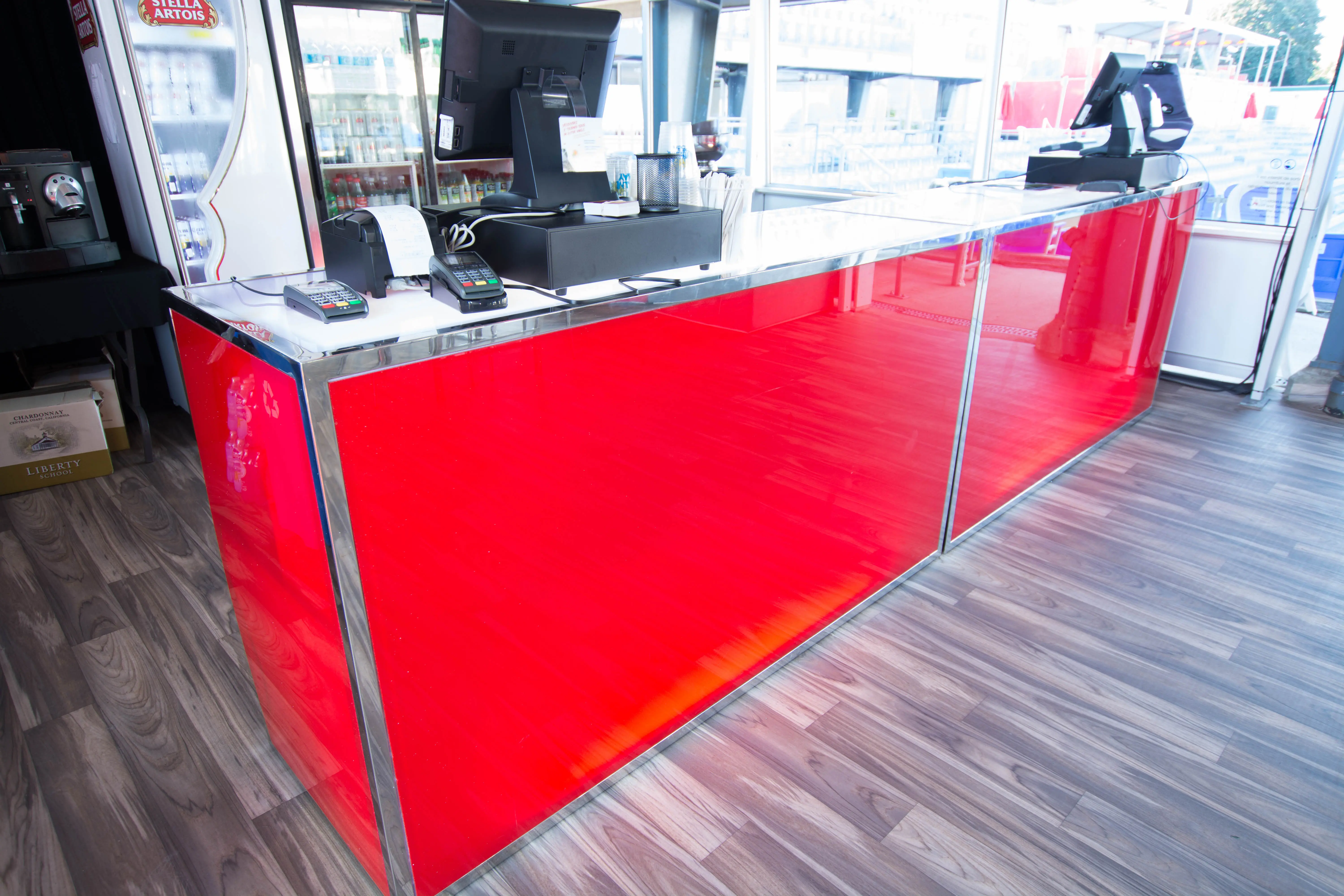Manhattan bar 6' - Rouge utilisé dans le cadre de la réalisation Bar Service Rouge