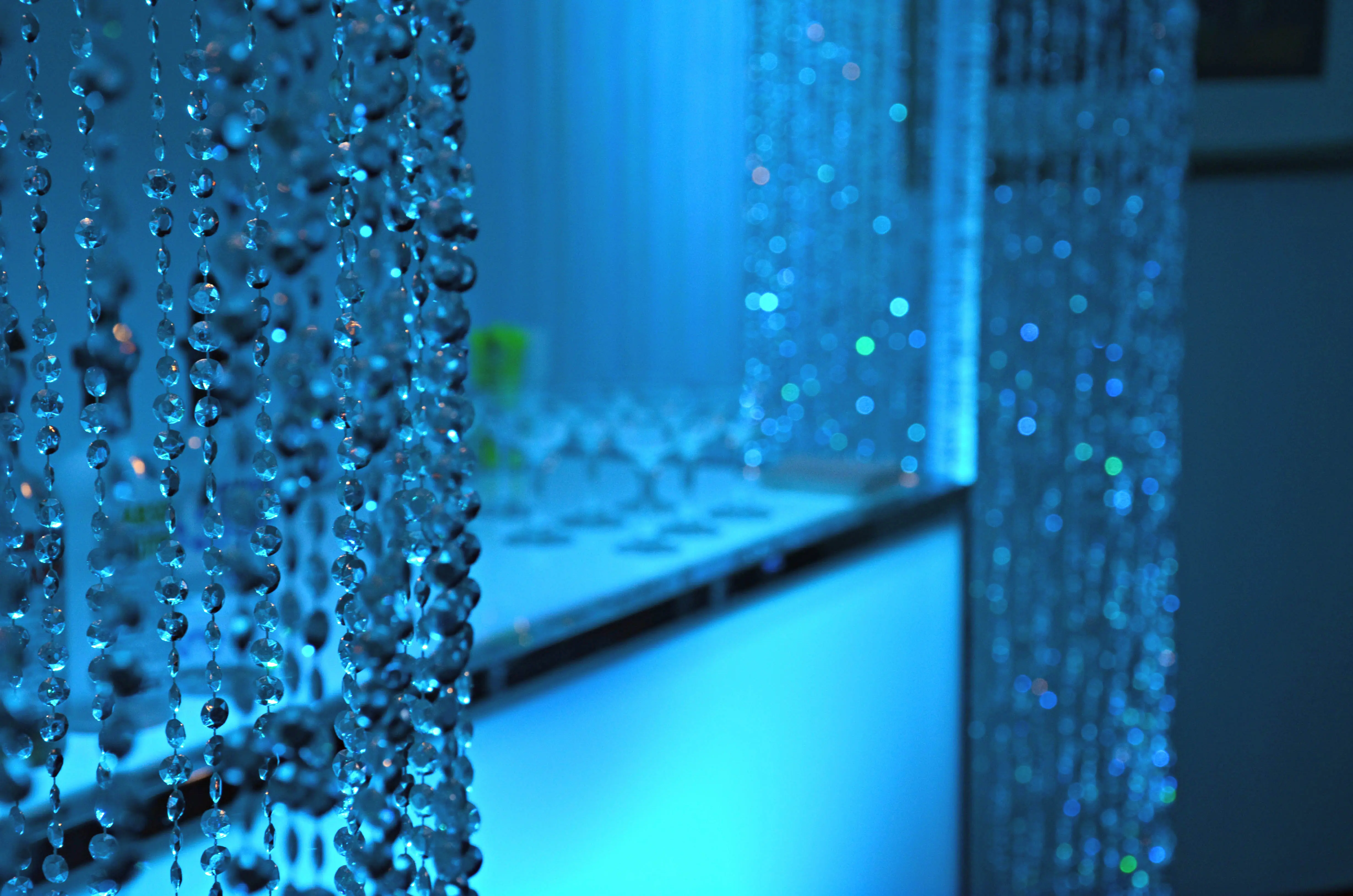 Round column diamond cut acrylic 12' H - Silver used in the inspiration Chandelier Cristaux Argent