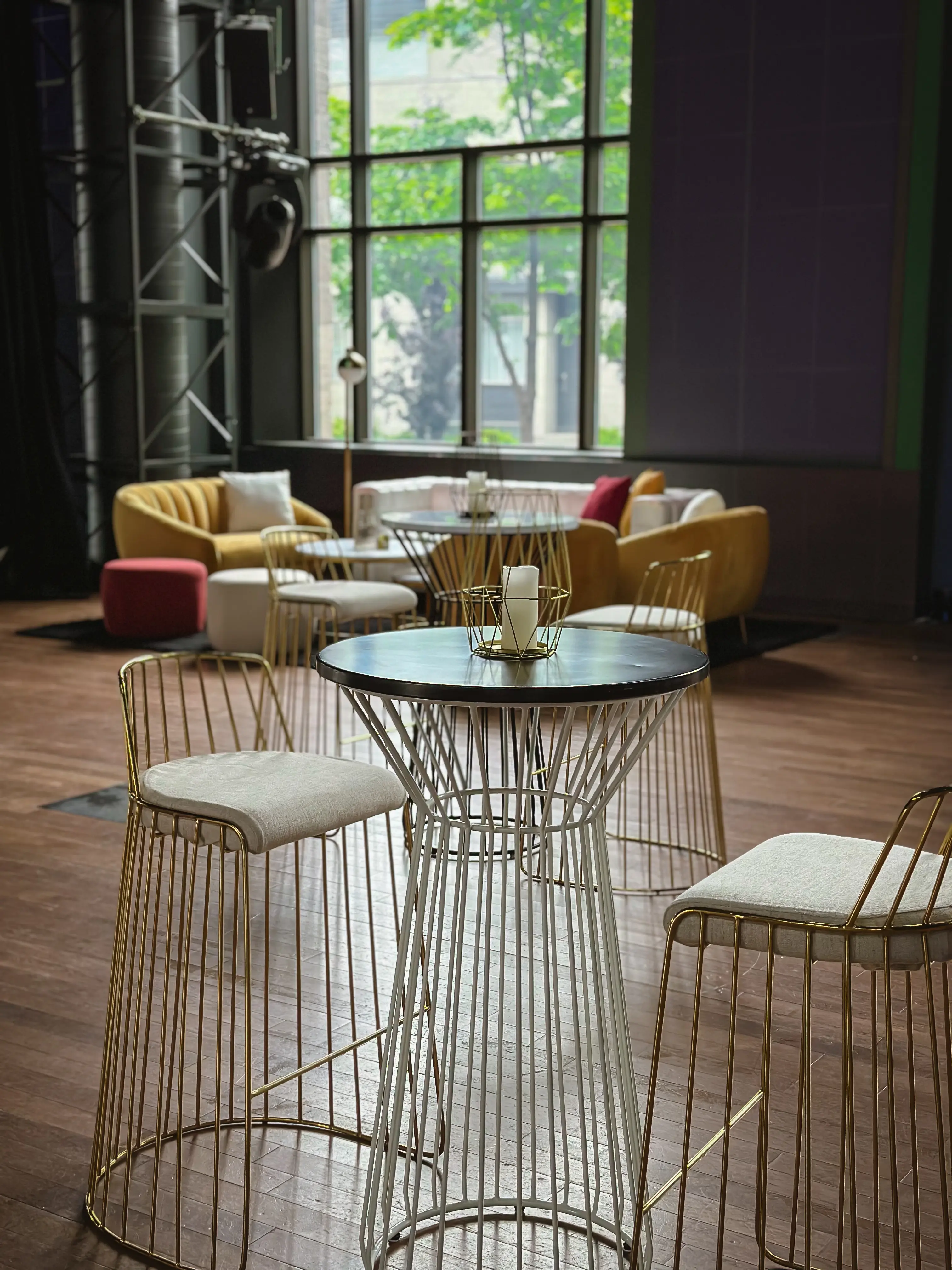 Soho - Table cocktail rond - 24'' D x 40" H - Blanc & Noir utilisé dans le cadre de la réalisation Cirque Eloize Img 1983 FR