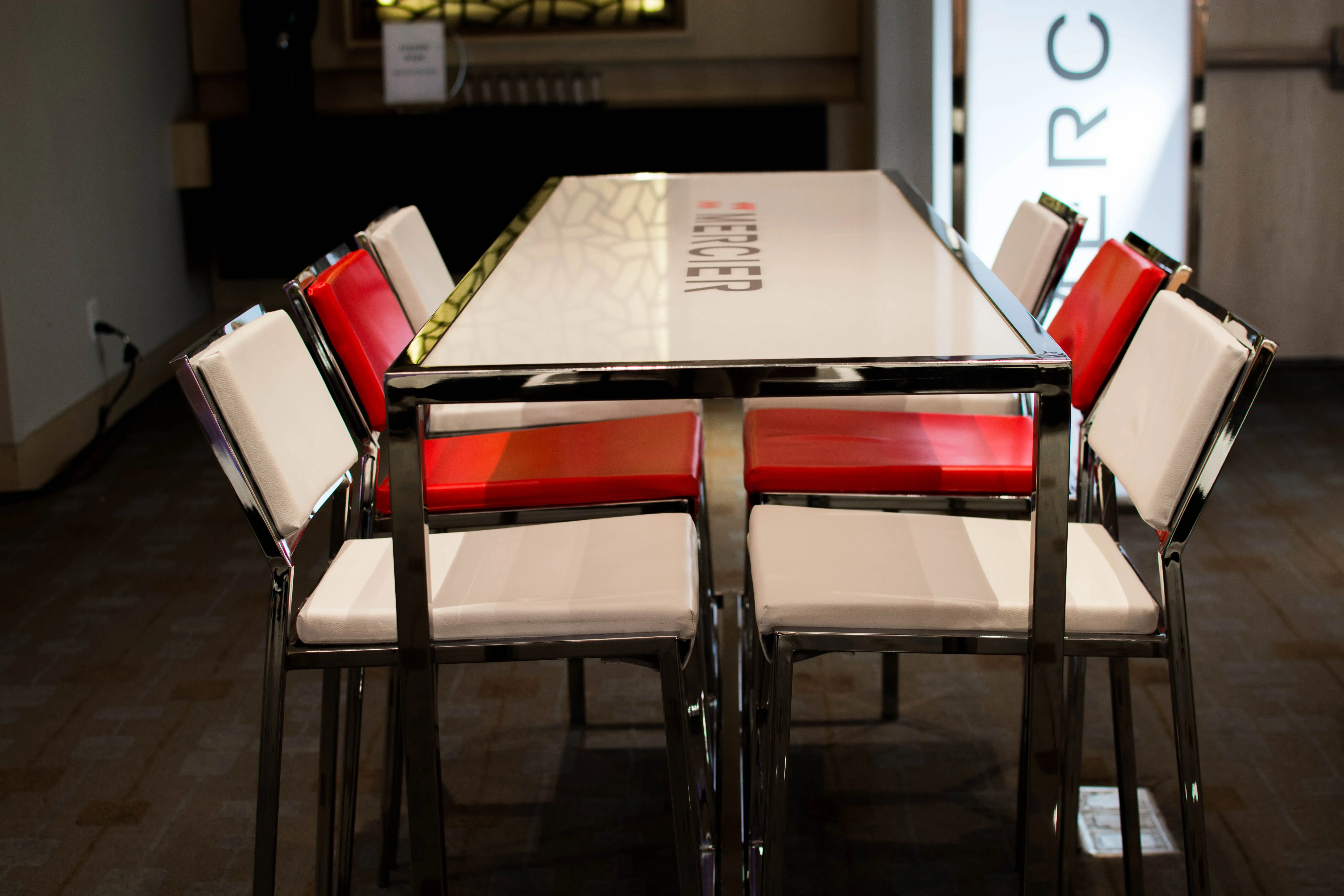 Tonic - Table commune - Fermé - Stainless & Blanc utilisé dans le cadre de la réalisation Dx Table Tonic Commune Tabouret Broadway Rouge Blanc