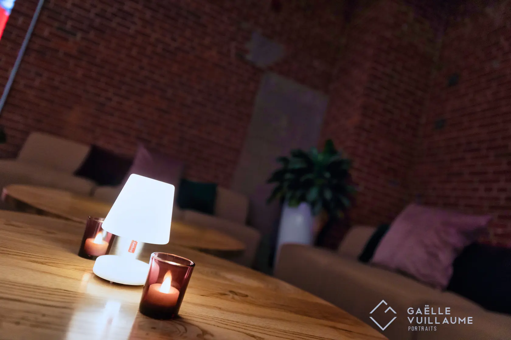 Franklin lampe de table - 3.8" D x 5.9" H - Blanc utilisé dans le cadre de la réalisation Lancement   Le Bungalow 2024 7 FR
