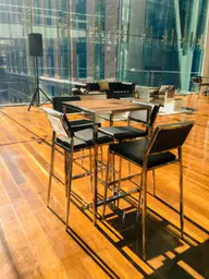 Cohiba - Pouf - Aluminium & Cuir brun utilisé dans le cadre de la réalisation Dx Tabouret Broadway Noir Table Cocktail Tonic Bois Brun