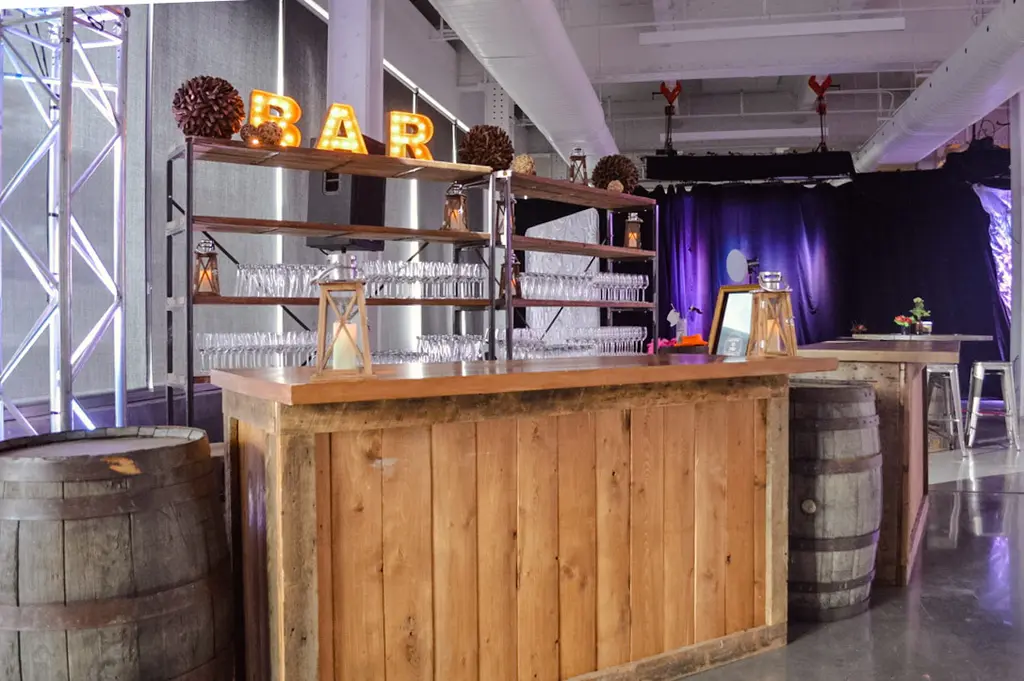 Bar Caribou Etagere Brooklyn Enseigne Tonneau Bourbon