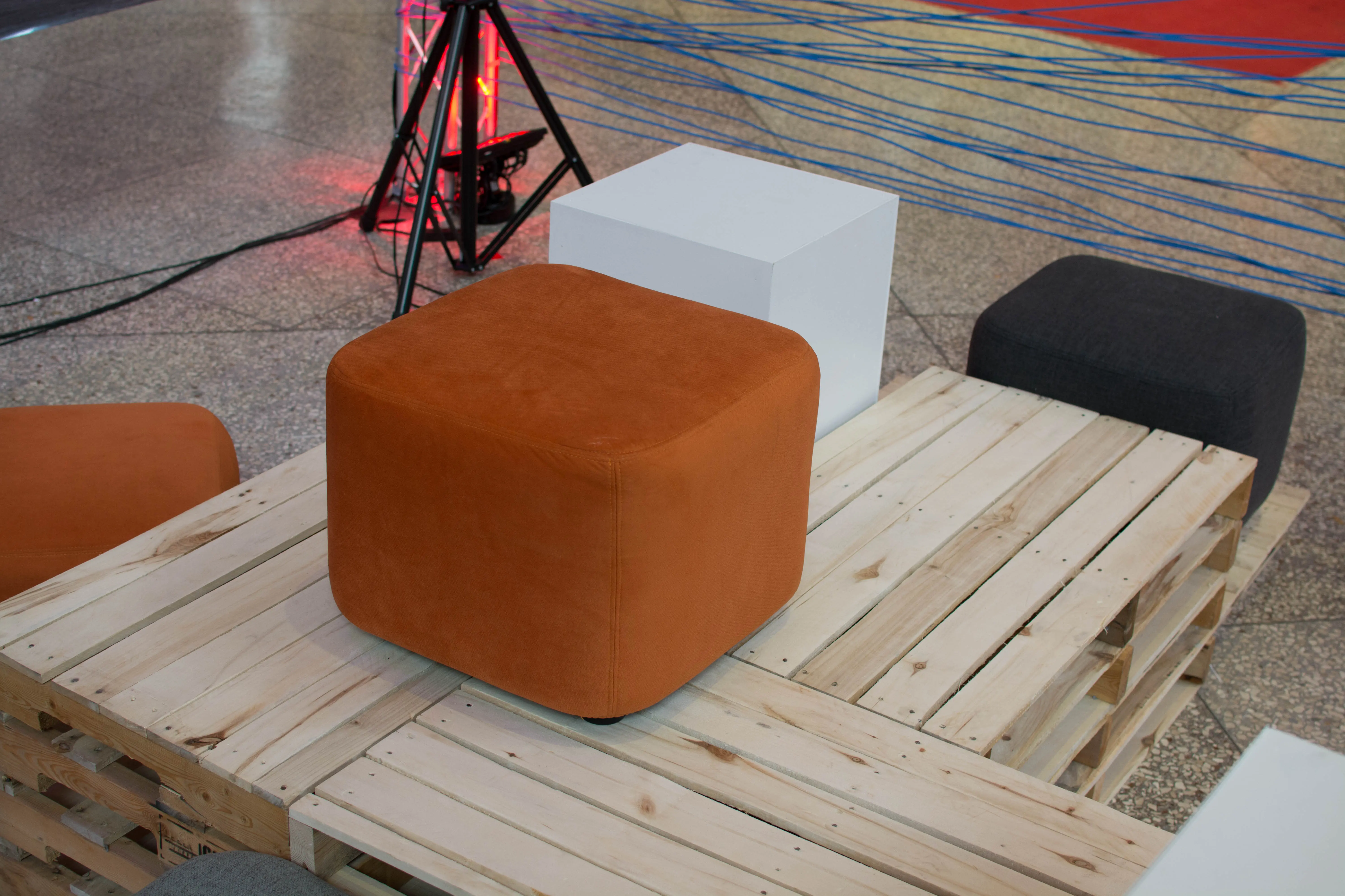 Malibu - Square pouf - Orange used in the inspiration Dx Pouf Carre Malibu Orange Noir