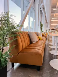 Lewis - Banquette - Caramel used in the inspiration Grand Quai   Expérience 2025 Lewis Droit Jaune EN