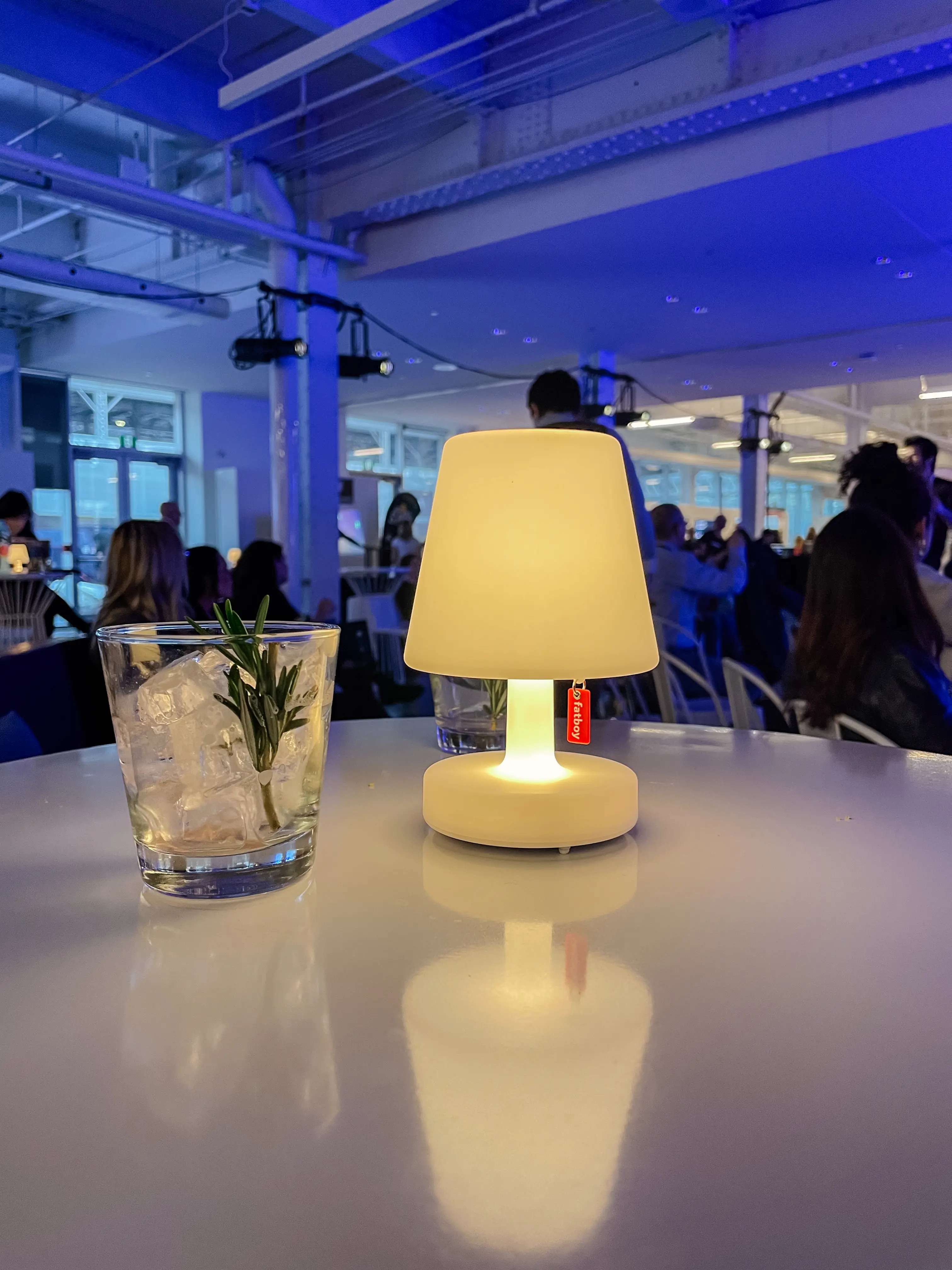 Franklin lampe de table - 3.8" D x 5.9" H - Blanc utilisé dans le cadre de la réalisation Grand Quai Fatboy FR