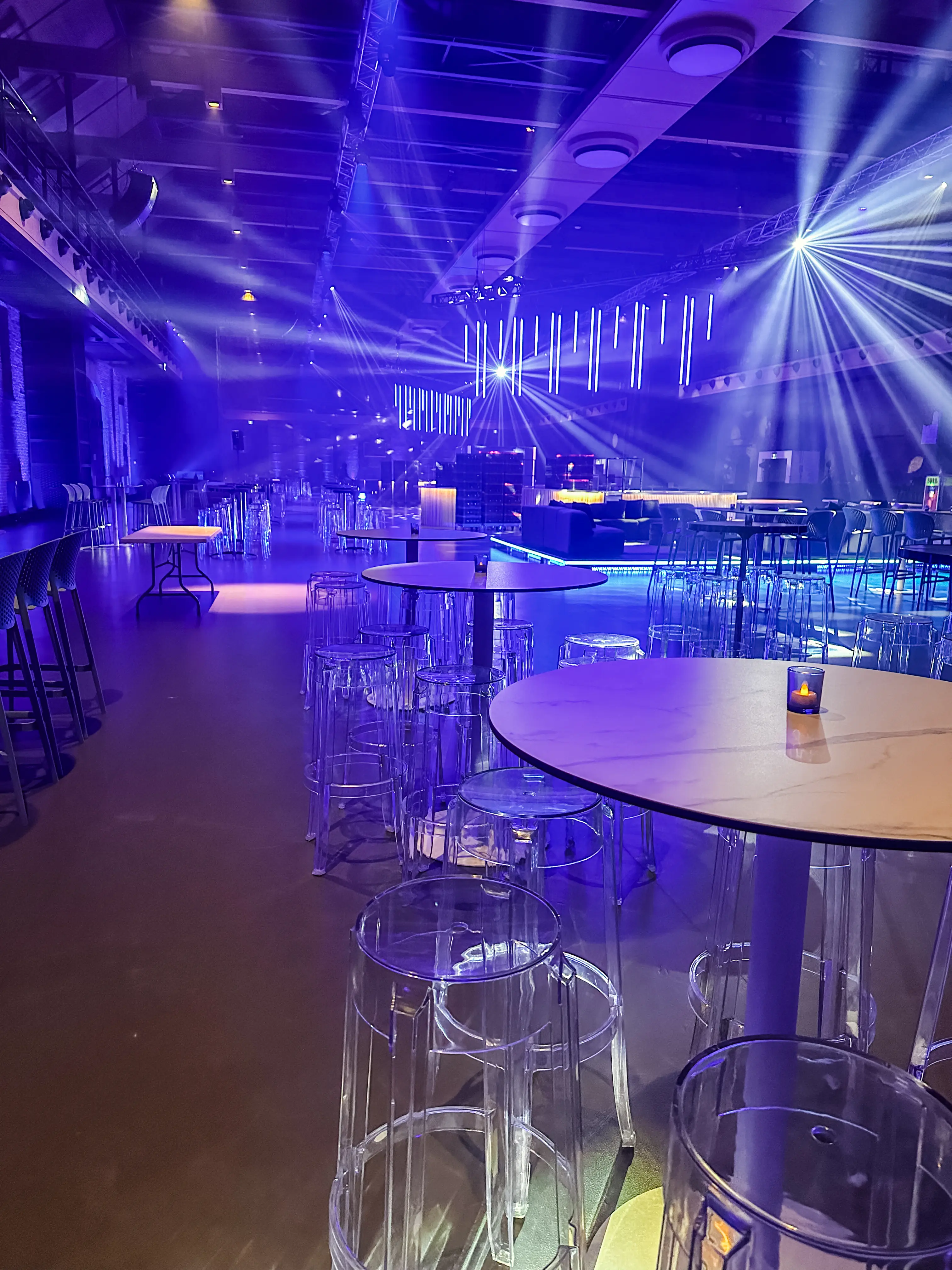 Sydney - Table bistro rond - 36'' D x 40" H - Blanc utilisé dans le cadre de la réalisation Mmvq   Ig Welath   Jpdl Sydney FR