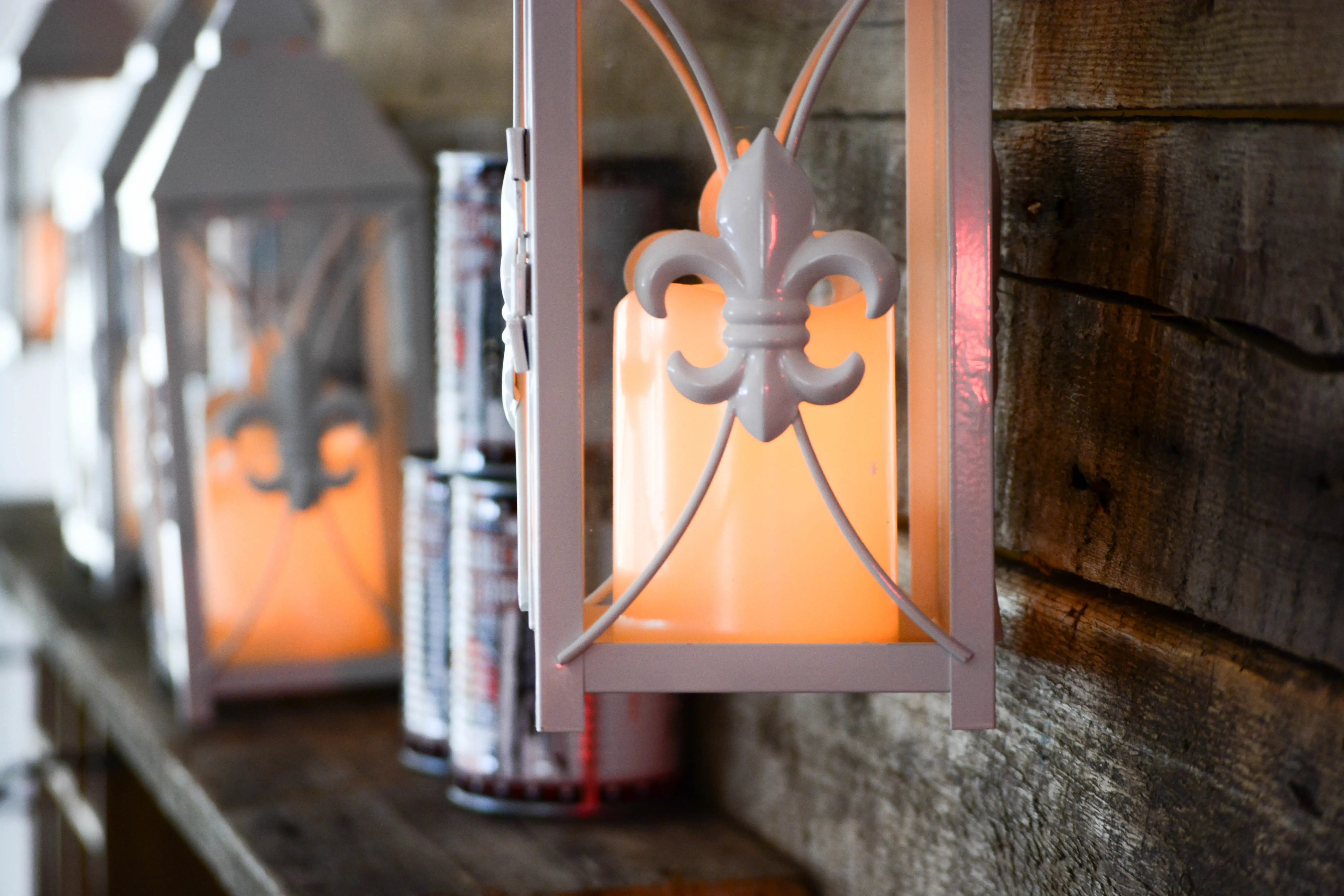 Fleur de Lys lanterne - 5" L x 5" l x 14" H - Blanc utilisé dans le cadre de la réalisation Charlevoix   Murs De Bois   Accessoires 23