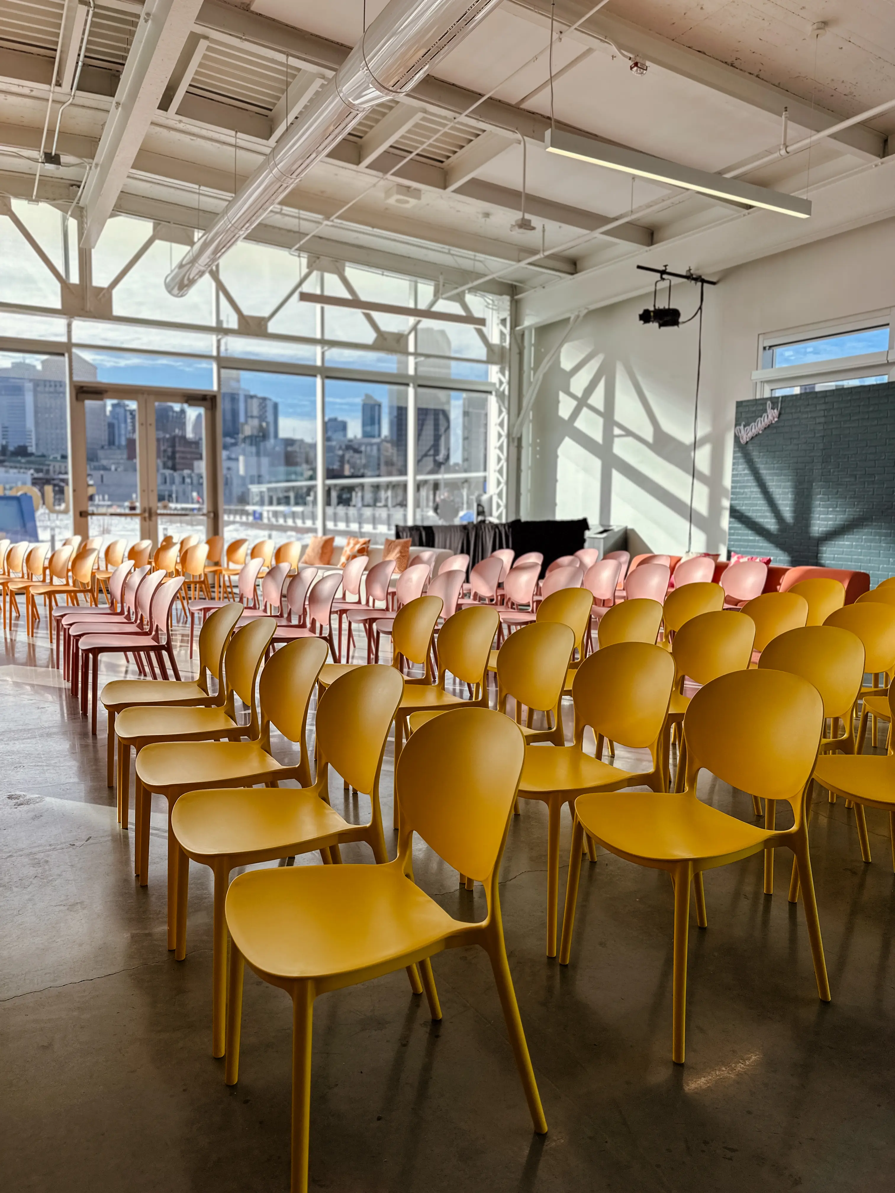 Andy chaise - Jaune utilisé dans le cadre de la réalisation Grand Quai  Pavillon Andy Jaune Rose Orange FR