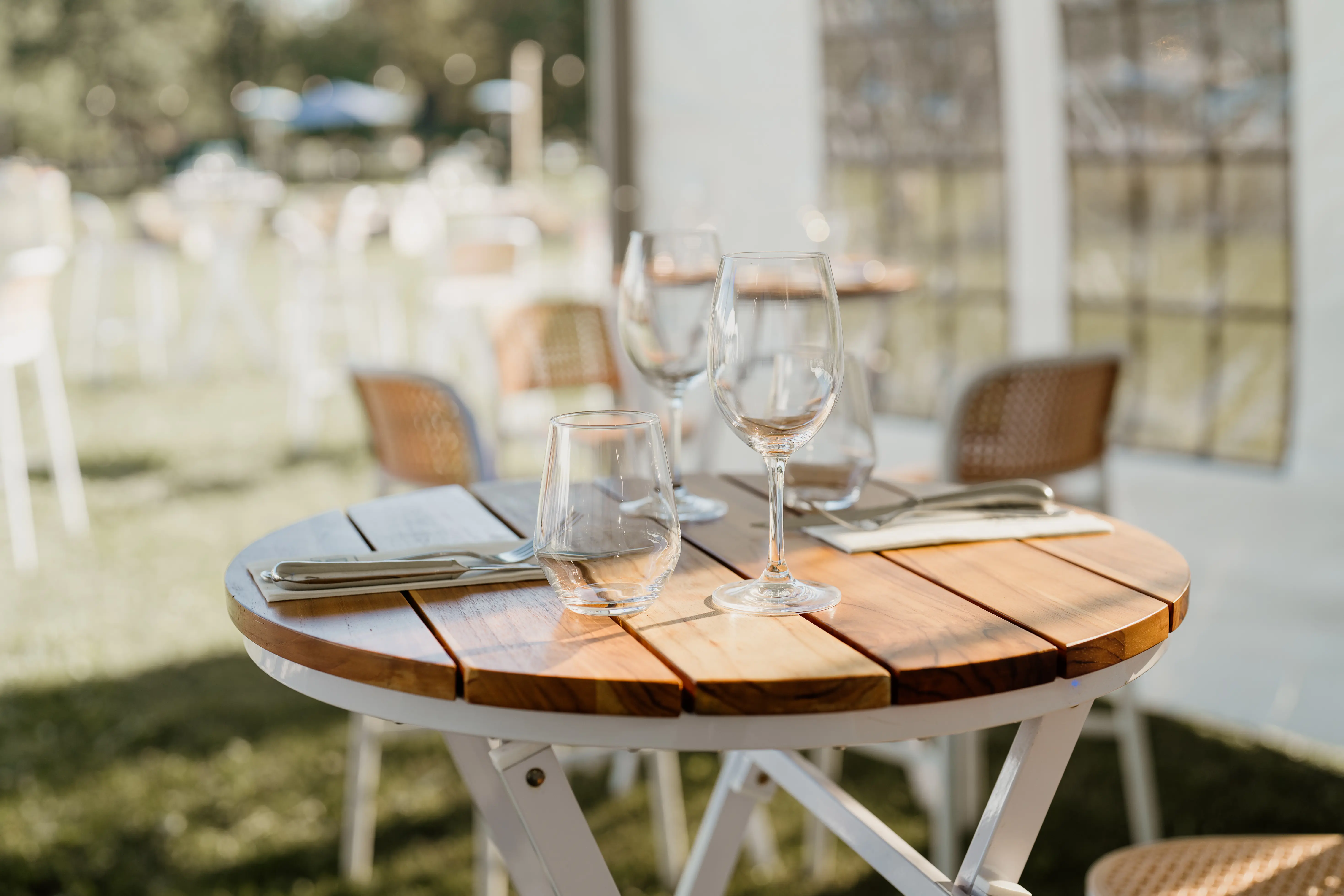 Capri - Table cocktail - Blanc & Bois brun utilisé dans le cadre de la réalisation Avp08380 FR