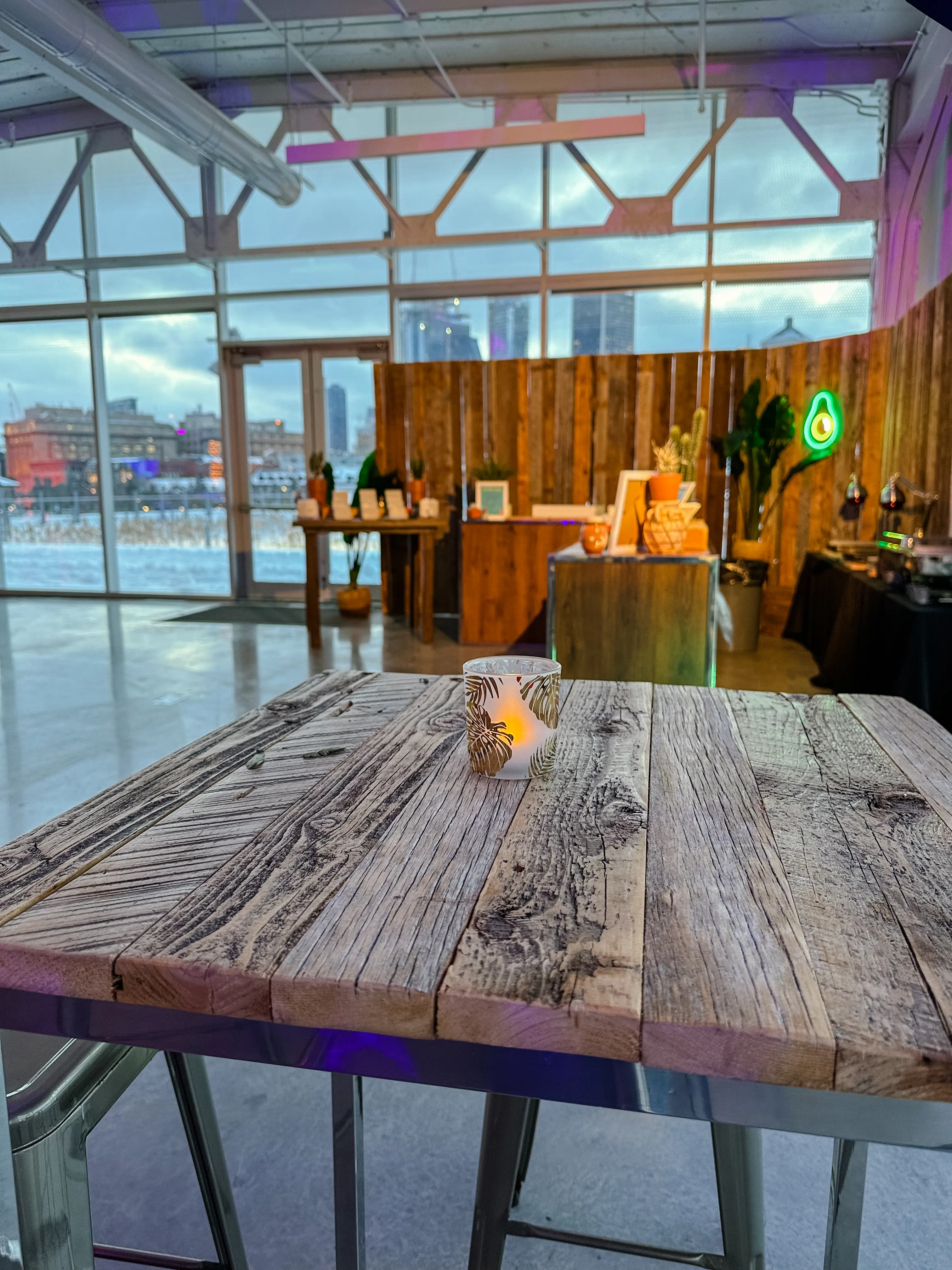 Tonic - Cocktail table - Stainless & Barn wood used in the inspiration Grand Quai Img 0351 EN