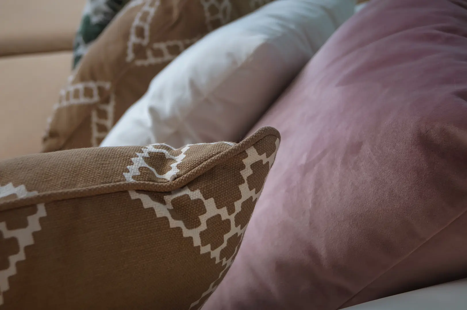 Cushion diamond pattern  - 20" L x 20" H - Dark beige used in the inspiration Pub Coussin Beige