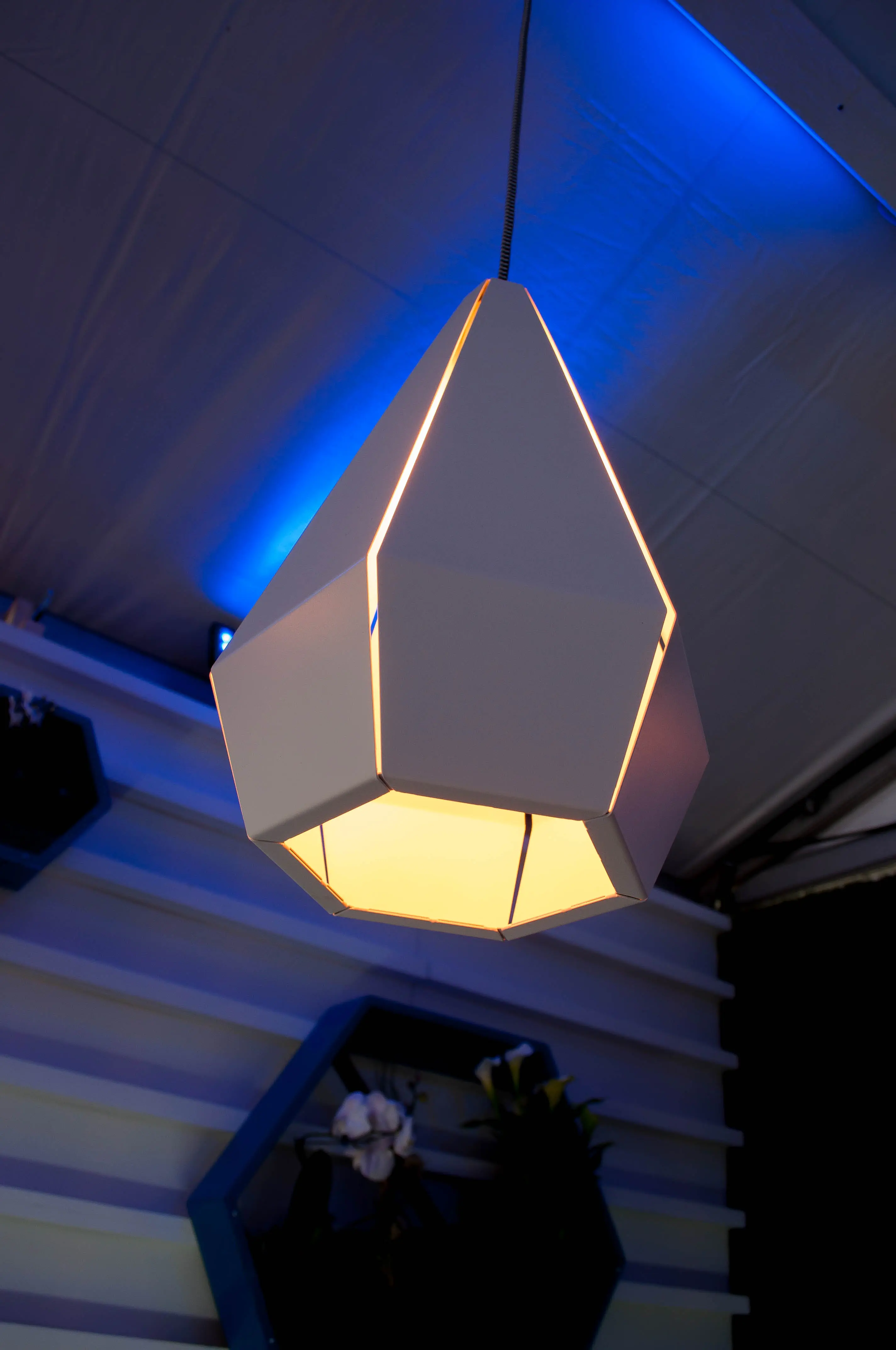 McFly luminaire - 9" D x 16" H - Blanc utilisé dans le cadre de la réalisation Suspension Mc Fly