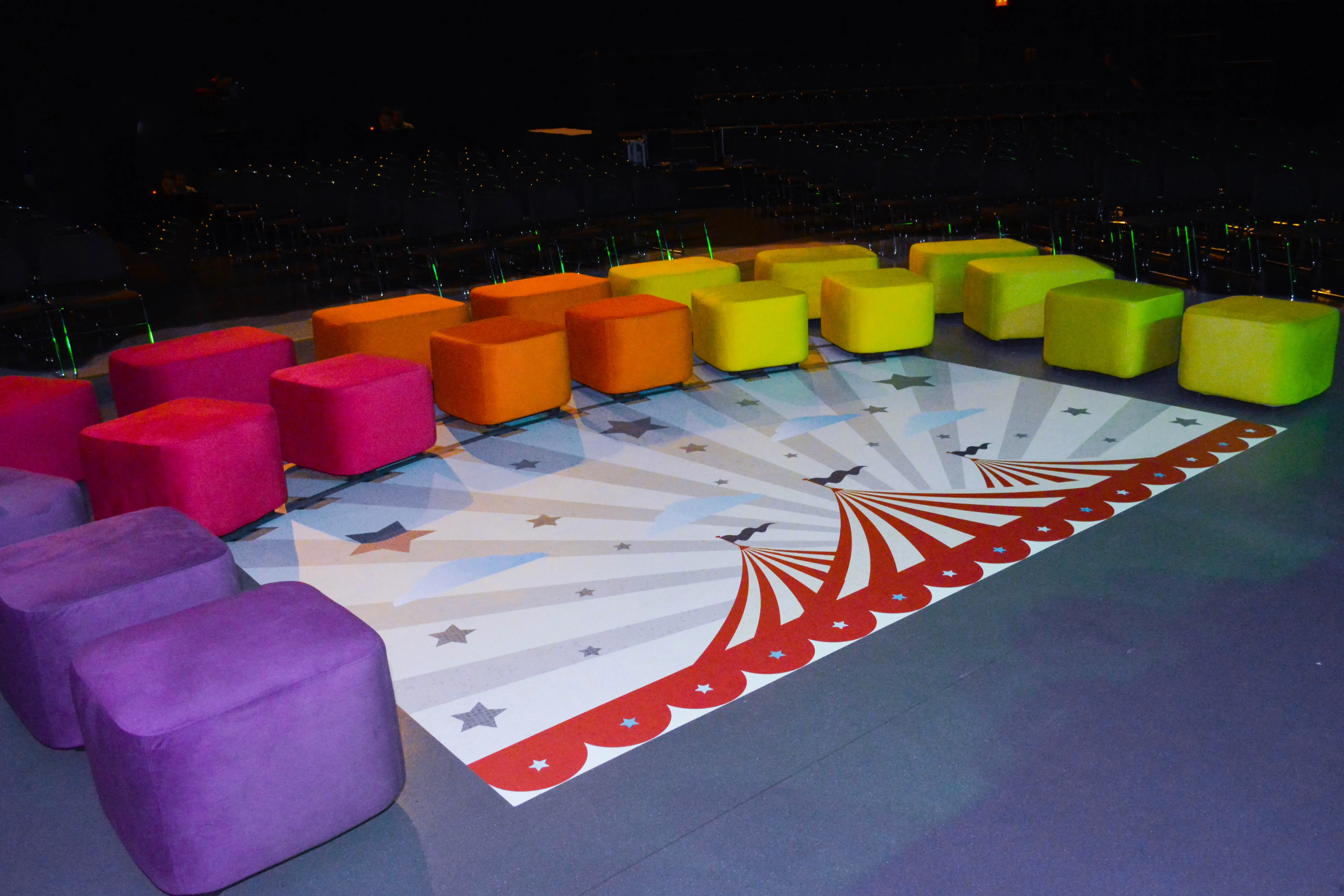 Malibu - Pouf rectangle - Mauve utilisé dans le cadre de la réalisation Dx Cirque Poufs Malibu 2