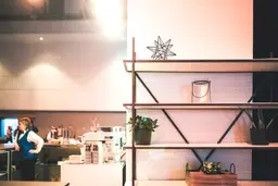 Bronx bar back - Rusty metal & white wood used in the inspiration Étagère Hampton