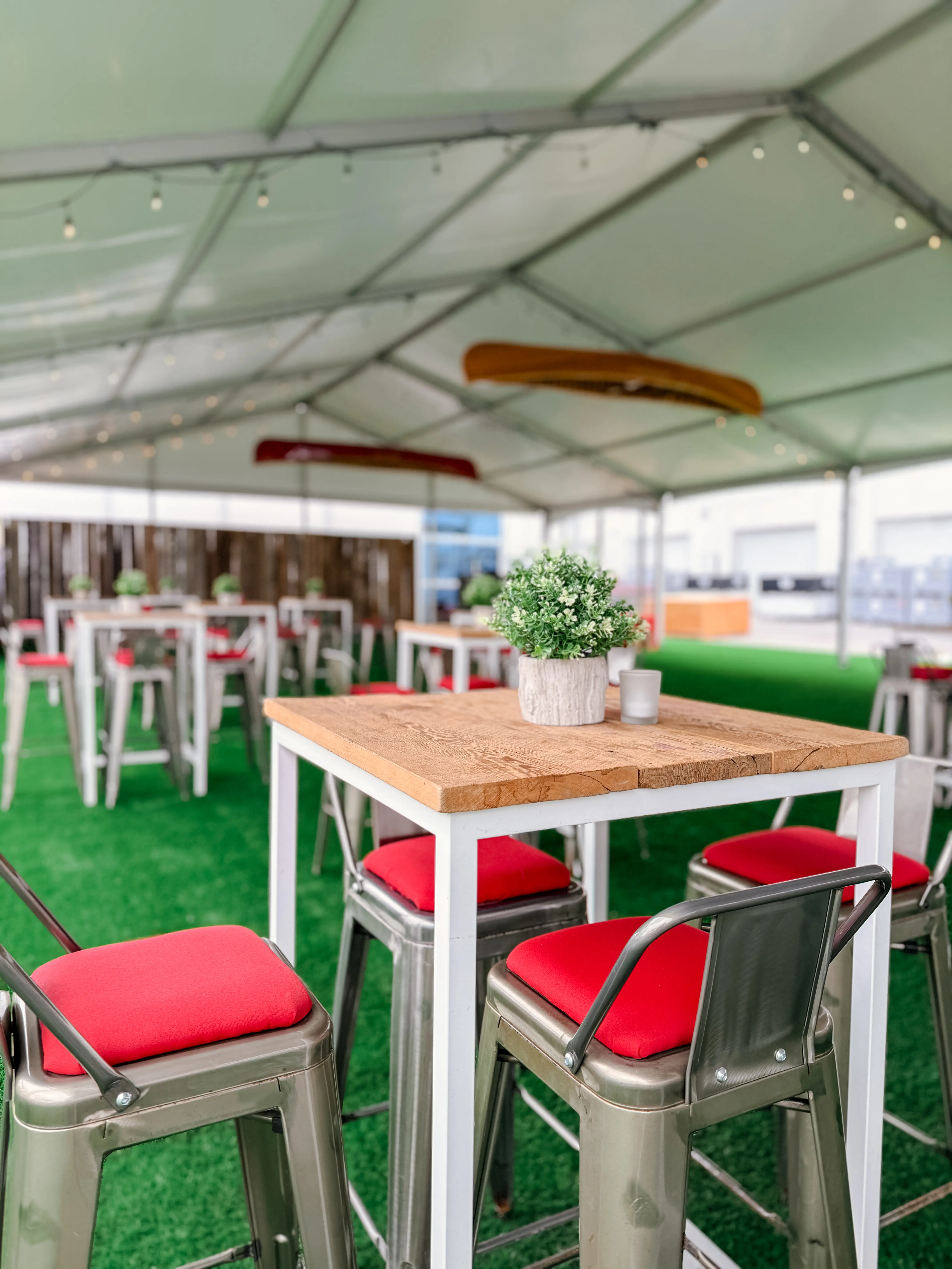 Tonic - Cocktail table - White & Barn wood used in the inspiration Parc Jean Drapeau   Circuit Gilles Villeneuve   Gp 2025 Tonic Bois Grange EN