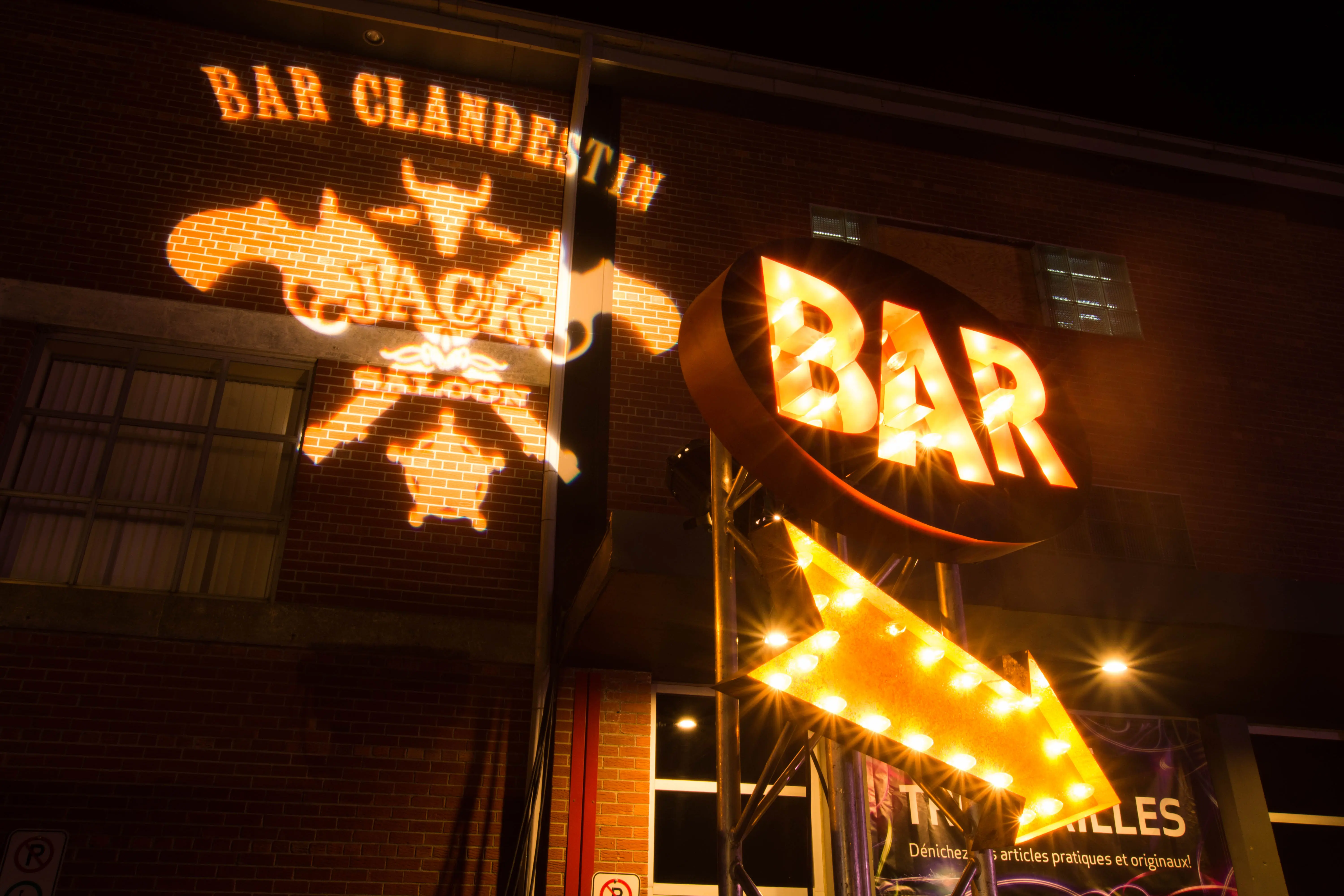 Enseigne B-A-R - Orange et noir utilisé dans le cadre de la réalisation Enseigne Bar Lettre Flèche Lumineuse