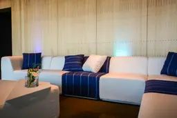 Fidji - Centre - James Blue utilisé dans le cadre de la réalisation Lounge Fidji Reception Blanc Bleu