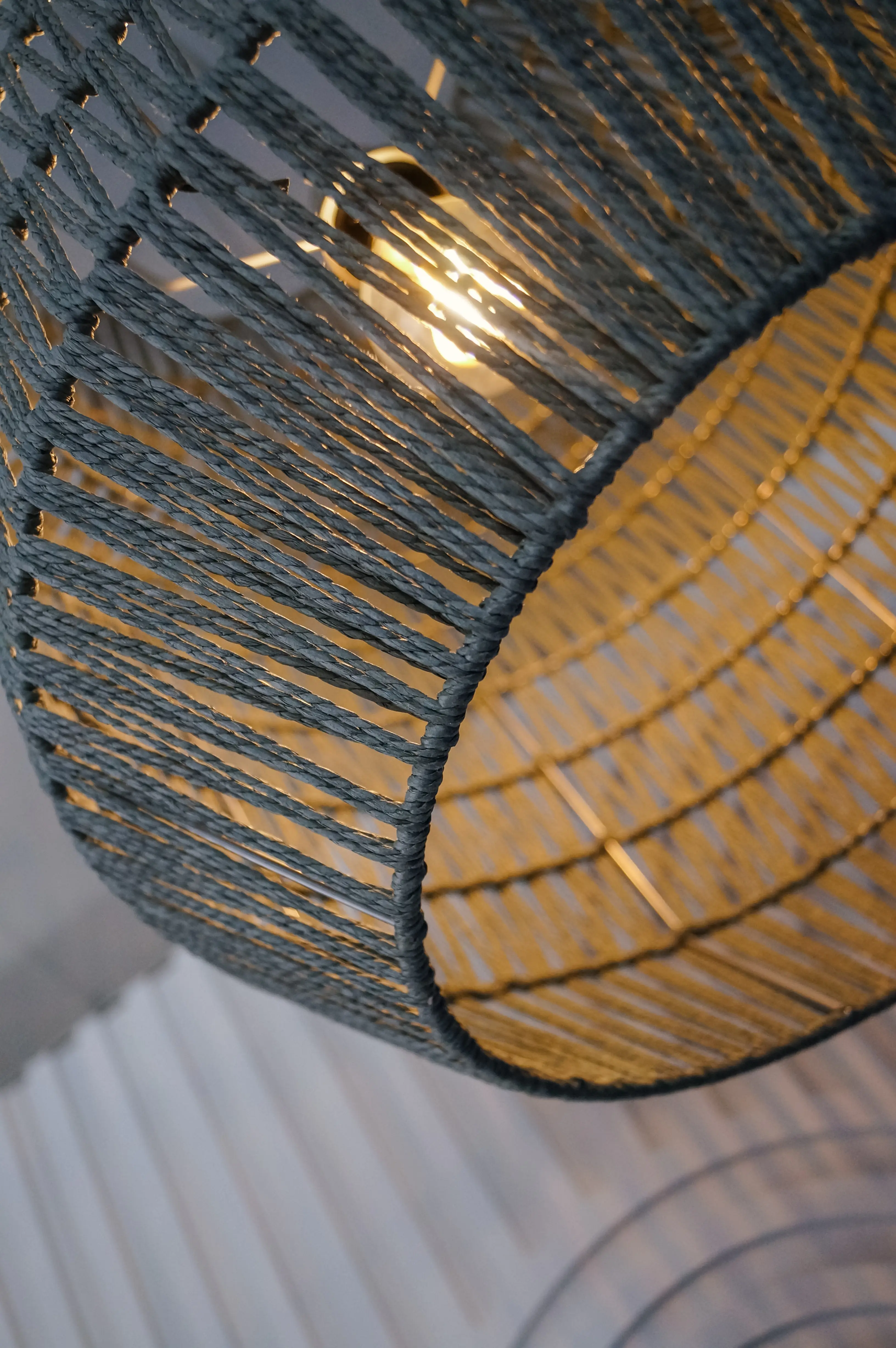 Mallorca luminaire - 17.7'' D x 23.6" H - Gris utilisé dans le cadre de la réalisation Luminaire Mallorca Close Up FR