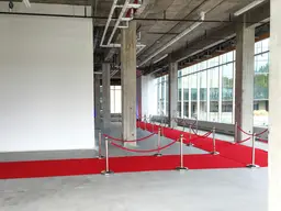Tapis Euro ($/P.L.) - 2m - Rouge utilisé dans le cadre de la réalisation Tapis Europeen Poteau Foule Tressee 2