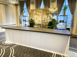 Shaker Bar 6' - Black top - White used in the inspiration Chateau Frontenac Shaker Mur Miroir Or Seattle Verdure 2 EN